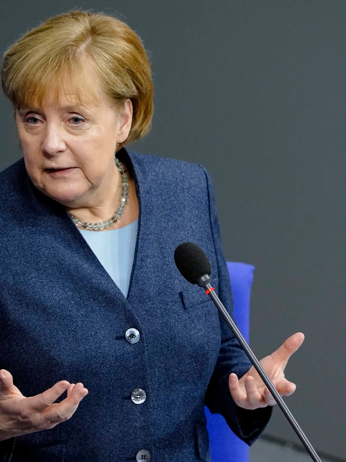  201. Bundestagssitzung in Berlin Plenum und Debatte Aktuell, 16.12.2020, Berlin, Angela Merkel die Bundeskanzlerin der Bundesrepublik Deutschland im Portrait mit fragender Geste bei ihrer Rede zum Thema Befragung der Bundesregierung bei der 201. Sitzung des Deutschen Bundestag in Berlin Berlin Berlin Deutschland *** 201 Bundestag session in Berlin Plenary and debate Current, 16 12 2020, Berlin, Angela Merkel the Chancellor of the Federal Republic of Germany in portrait with questioning gesture during her speech on questioning the federal government at the 201 session of the German Bundestag in Berlin Berlin Germany