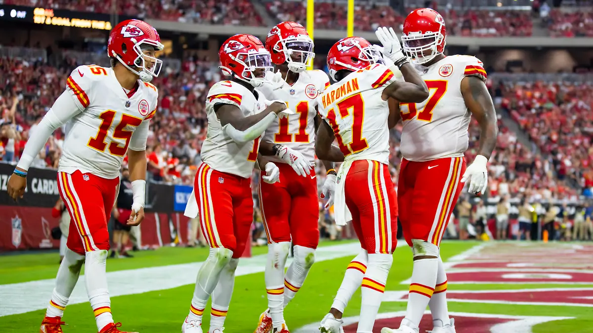 NFL, American Football Herren, USA Kansas City Chiefs at Arizona Cardinals, Sep 11, 2022 Glendale, Arizona, USA Kansas City Chiefs quarterback Patrick Mahomes 15, running back Jerick McKinnon 1, wide receiver Marquez Valdes-Scantling 11 and offensive tackle Orlando Brown Jr. 57 celebrate a touchdown with wide receiver Mecole Hardman 17 against the Arizona Cardinals at State Farm Stadium. Mandatory Credit: Mark J. Rebilas-USA TODAY Sports, 11.09.2022 14:31:40, 19040740, State Farm Stadium, Mecole Hardman, NFL, Jerick McKinnon, Arizona Cardinals, Patrick Mahomes, Kansas City Chiefs, Marquez Valdes-Scantling PUBLICATIONxINxGERxSUIxAUTxONLY Copyright: xMarkxJ.xRebilasx 19040740