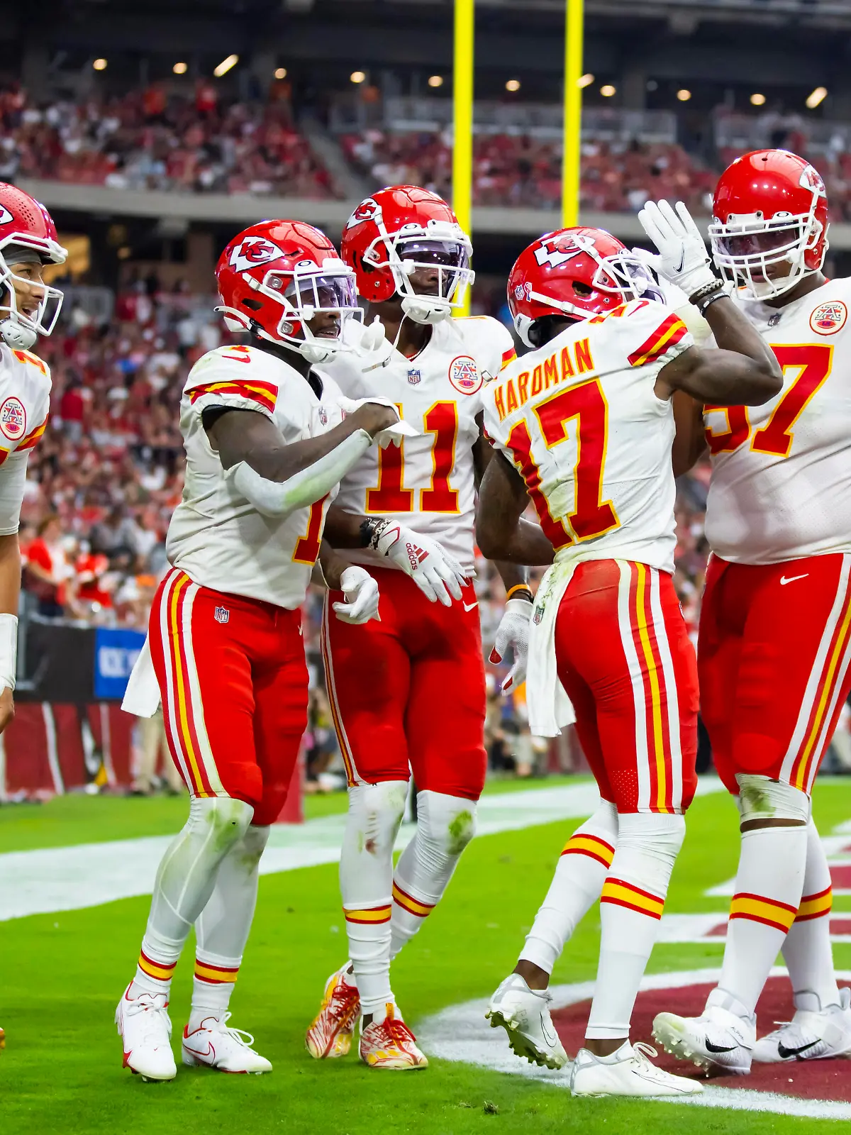 NFL, American Football Herren, USA Kansas City Chiefs at Arizona Cardinals, Sep 11, 2022 Glendale, Arizona, USA Kansas City Chiefs quarterback Patrick Mahomes 15, running back Jerick McKinnon 1, wide receiver Marquez Valdes-Scantling 11 and offensive tackle Orlando Brown Jr. 57 celebrate a touchdown with wide receiver Mecole Hardman 17 against the Arizona Cardinals at State Farm Stadium. Mandatory Credit: Mark J. Rebilas-USA TODAY Sports, 11.09.2022 14:31:40, 19040740, State Farm Stadium, Mecole Hardman, NFL, Jerick McKinnon, Arizona Cardinals, Patrick Mahomes, Kansas City Chiefs, Marquez Valdes-Scantling PUBLICATIONxINxGERxSUIxAUTxONLY Copyright: xMarkxJ.xRebilasx 19040740
