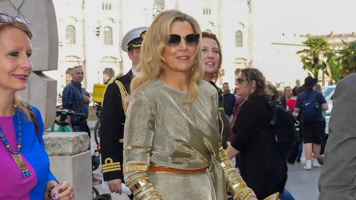 Queen Maxima at the official opening of Masterly, dutch pavilion, during Milan Design Week with Dutch Ambassador Willem van Ee, curator Nicole Uniquole and general consul Mascha Baak / 180423