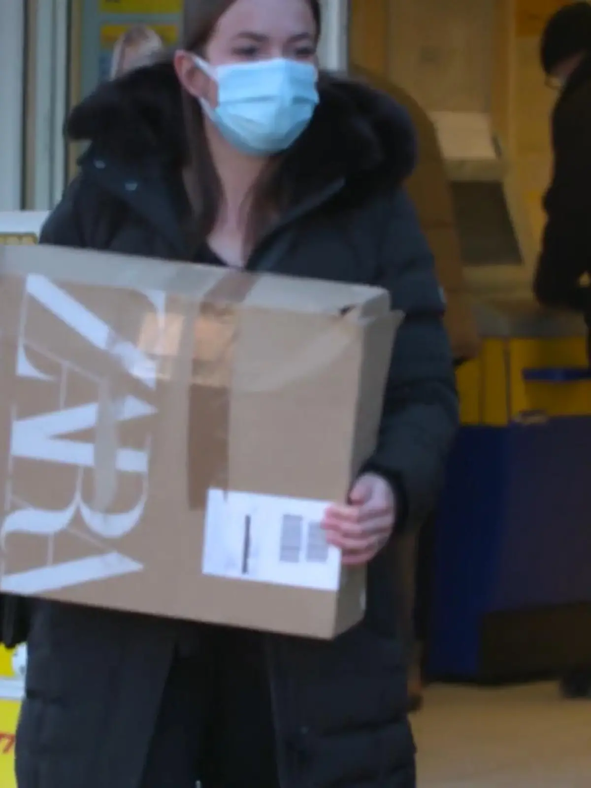 Nathalie Christiansen aus Schleswig-Holstein will der Modekette Zara Kleider im Wert von 663 Euro zurückschicken – doch sie scheitert an einem fehlerhaften QR-Code und dem Kundenservice. Schließlich laufen die 30 Tage der Rückgabefrist ab und Nathalie muss die komplette Rechnung bezahlen. Verzweifelt bittet sie RTL um Hilfe. Ob unsere Reporterin ihr helfen kann und was Verbraucherschützer in einem solchen Fall raten, sehen Sie im Video.