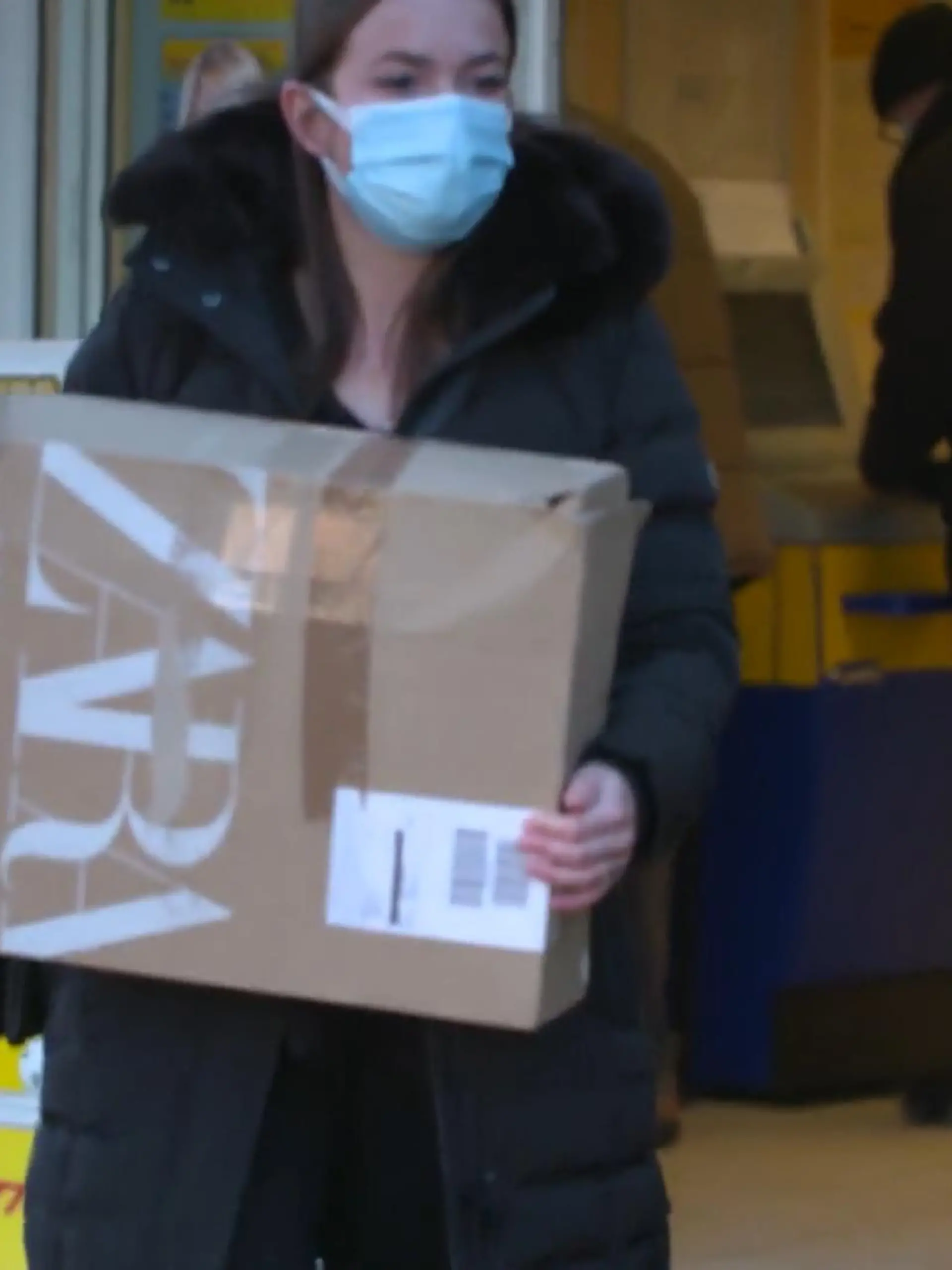 Nathalie Christiansen aus Schleswig-Holstein will der Modekette Zara Kleider im Wert von 663 Euro zurückschicken – doch sie scheitert an einem fehlerhaften QR-Code und dem Kundenservice. Schließlich laufen die 30 Tage der Rückgabefrist ab und Nathalie muss die komplette Rechnung bezahlen. Verzweifelt bittet sie RTL um Hilfe. Ob unsere Reporterin ihr helfen kann und was Verbraucherschützer in einem solchen Fall raten, sehen Sie im Video.