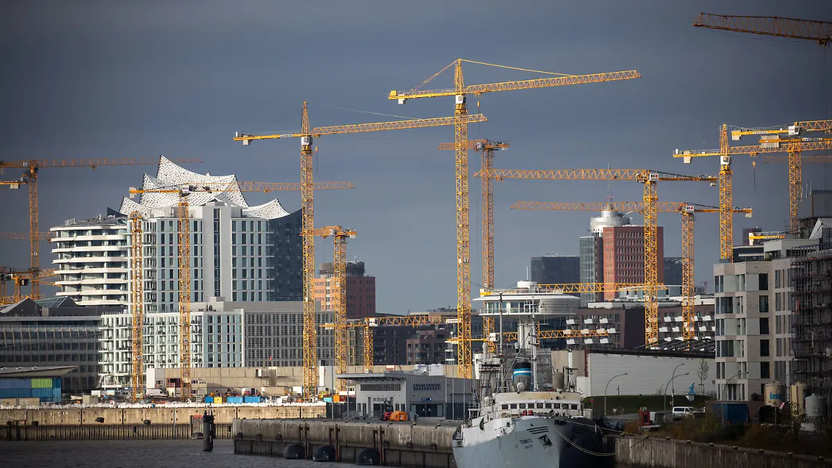 ARCHIV - 16.11.2020, Hamburg: Baukräne stehen an verschiedenen Baustellen am Bakenhafen und im Überseequartier in der Hafencity, im Hintergrund ist die markante Dachsilhouette der Elbphilharmonie zu sehen. (Zu dpa: «Bau weiterhin von Pandemie unbeeindruckt») Foto: Christian Charisius/dpa +++ dpa-Bildfunk +++