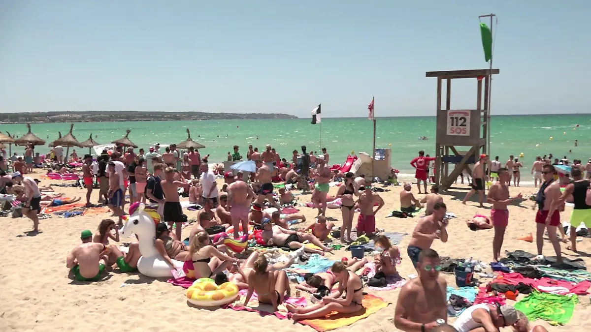 Touristen an der Playa de Palma auf Mallorca.