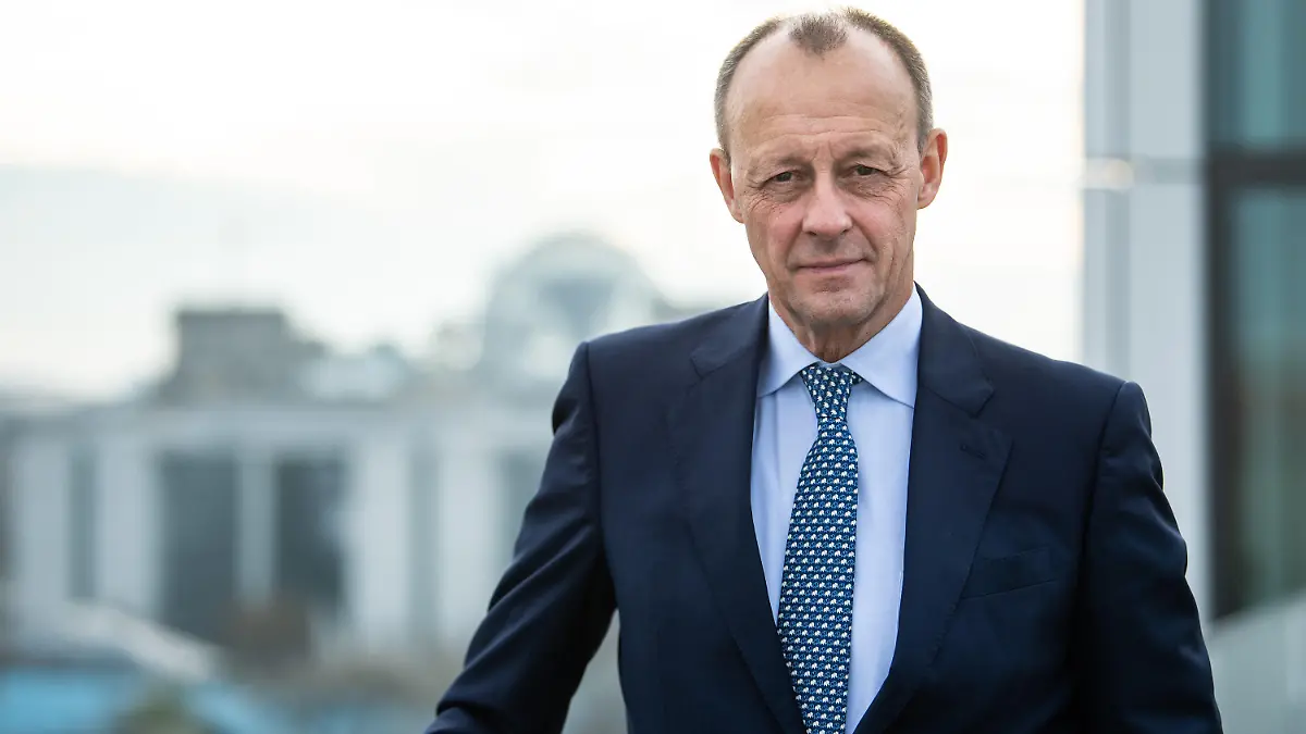 ARCHIV - 17.12.2020, Berlin: Friedrich Merz, Kandidat für den Vorsitz der CDU Deutschlands, steht vor einem Interview mit der Deutschen Presse-Agentur dpa auf einer Dachterrasse vom Gebäude seines Berliner Büros. Merz sieht eine Klärung des Verhältnisses zu China als wichtigstes transatlantisches Thema in der Zusammenarbeit mit dem neuen US-Präsidenten Joe Biden. (zu dpa «Merz: Verhältnis zu China wichtigstes transatlantisches Thema») Foto: Bernd von Jutrczenka/dpa +++ dpa-Bildfunk +++