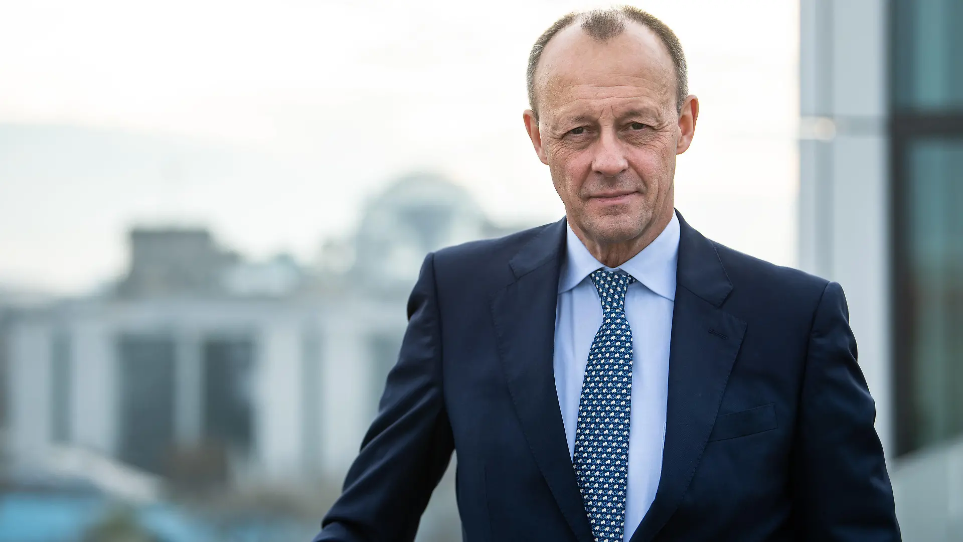 ARCHIV - 17.12.2020, Berlin: Friedrich Merz, Kandidat für den Vorsitz der CDU Deutschlands, steht vor einem Interview mit der Deutschen Presse-Agentur dpa auf einer Dachterrasse vom Gebäude seines Berliner Büros. Merz sieht eine Klärung des Verhältnisses zu China als wichtigstes transatlantisches Thema in der Zusammenarbeit mit dem neuen US-Präsidenten Joe Biden. (zu dpa «Merz: Verhältnis zu China wichtigstes transatlantisches Thema») Foto: Bernd von Jutrczenka/dpa +++ dpa-Bildfunk +++