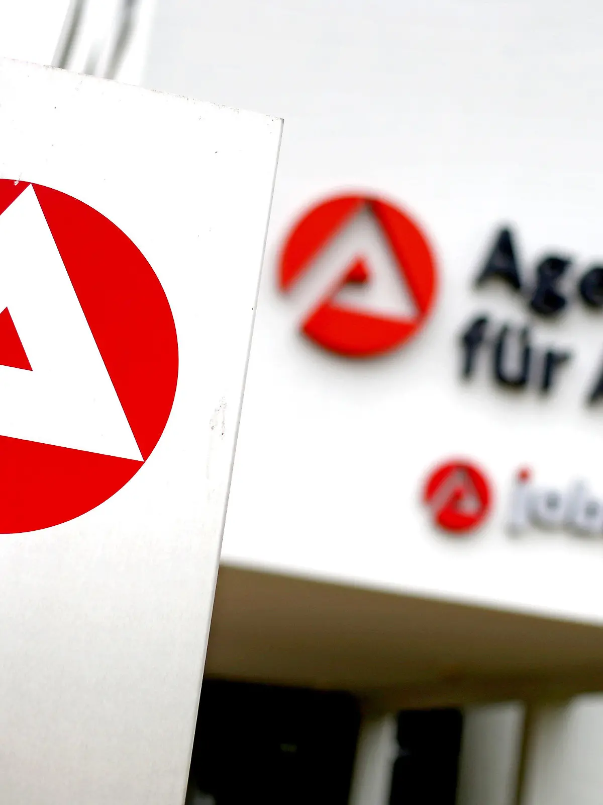 ARCHIV - 29.08.2016, Sachsen-Anhalt, Sangerhausen: Blick auf den Eingang der Agentur für Arbeit und Job Center Der Bundesrat will unter anderem über die Hartz-IV-Regelsätze beraten. Foto: Jan Woitas/dpa-Zentralbild/dpa +++ dpa-Bildfunk +++