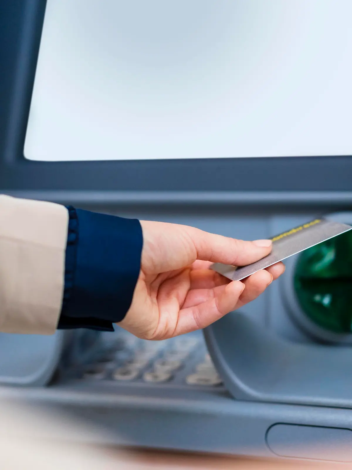 Hand of businesswoman with credit card at ATM || Modellfreigabe vorhanden