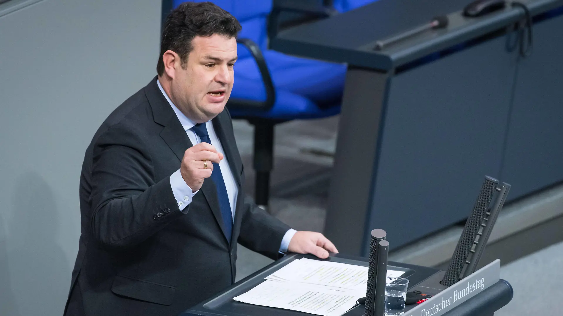 Berlin, Plenarsitzung im Bundestag Deutschland, Berlin - 11.12.2020: Im Bild ist Hubertus Heil Bundesminister für Arbeit und Soziales, SPD während der Haushaltsdebatte im deutschen Bundestags zu sehen. Berlin Bundestag Berlin Deutschland *** Berlin, Plenary Session in the Bundestag Germany, Berlin 11 12 2020 In the picture Hubertus Heil Federal Minister of Labour and Social Affairs, SPD during the budget debate in the German Bundestag Berlin Bundestag Berlin Germany