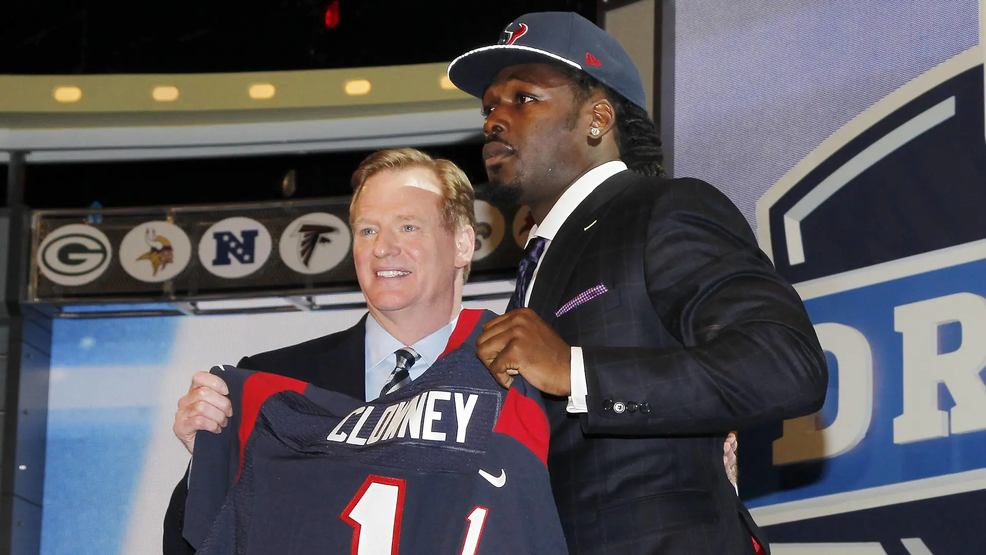 NFL commissioner Roger Goddell stands with South Carolina defensive end Jadeveon Clowney after the Houston Texans select him with the 1 overall pick in the 2014 NFL American Football Herren USA Draft at Radio City Music Hall in New York City on May 8, 2014. UPI /John Angelillo PUBLICATIONxINxGERxSUIxAUTxHUNxONLY NYP20140508108
NFL Commissioner Roger Goodell Matter with South Carolina Defensive End Clowney After The Houston Texans Select him with The 1 Overall Pick in The 2014 NFL American Football men USA Draft AT Radio City Music Hall in New York City ON May 8 2014 UPI John Angelillo PUBLICATIONxINxGERxSUIxAUTxHUNxONLY
