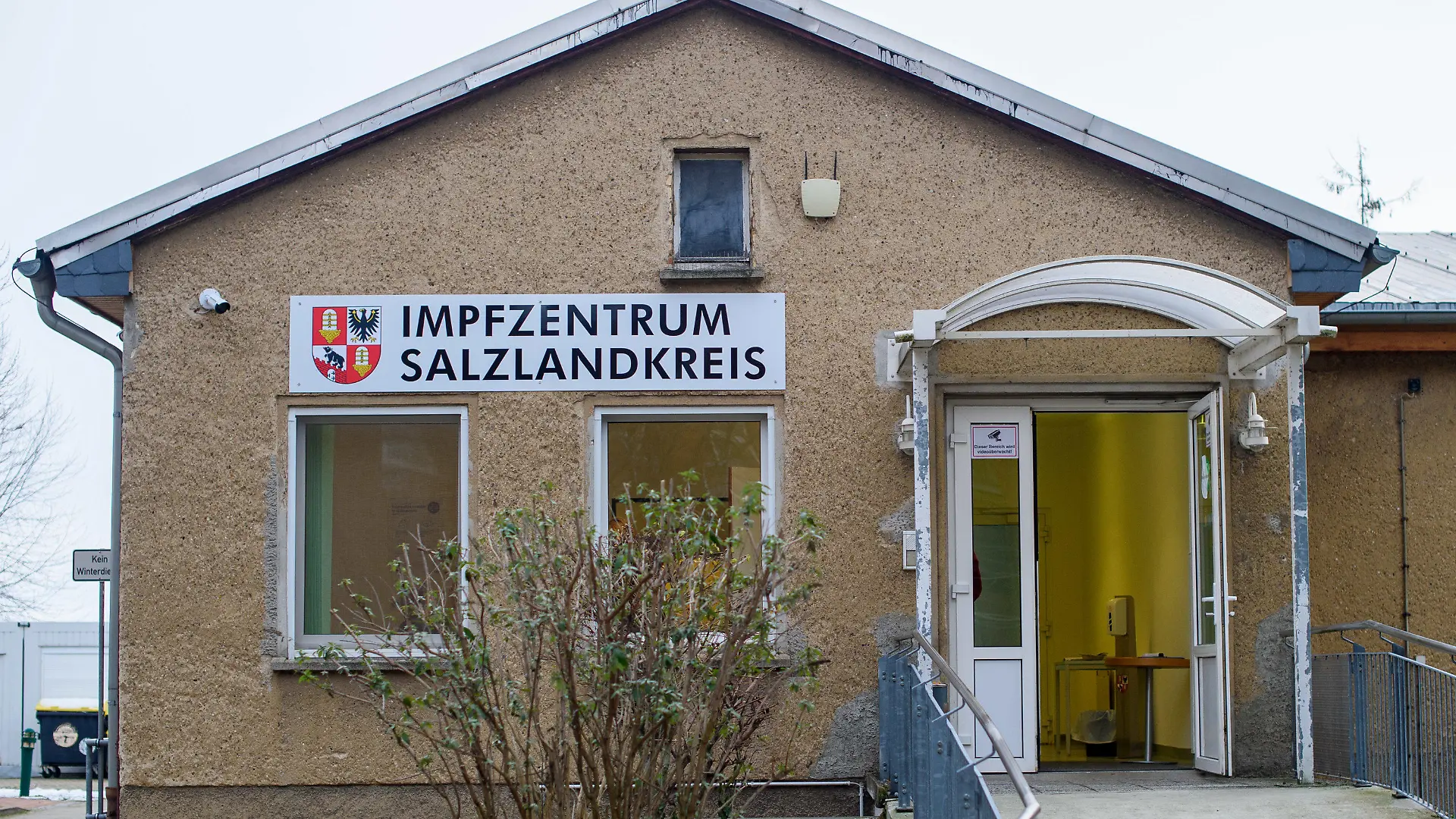 11.01.2021, Sachsen-Anhalt, Staßfurt: Das Impfzentrum des Salzlandkreises.  Parallel zu den verschärften Corona-Regeln wurde im Kampf gegen die Pandemie in Sachsen-Anhalt das Impfen intensiviert. Am vergangenen Freitag wurden etwa 20 000 Impfdosen von Biontech/Pfizer nach Sachsen-Anhalt geliefert. Foto: Klaus-Dietmar Gabbert/dpa-Zentralbild/dpa +++ dpa-Bildfunk +++