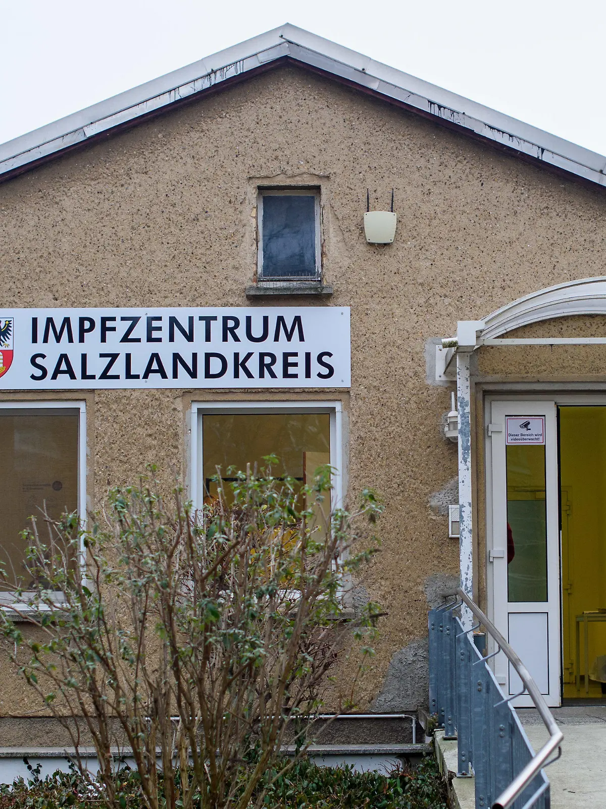 11.01.2021, Sachsen-Anhalt, Staßfurt: Das Impfzentrum des Salzlandkreises.  Parallel zu den verschärften Corona-Regeln wurde im Kampf gegen die Pandemie in Sachsen-Anhalt das Impfen intensiviert. Am vergangenen Freitag wurden etwa 20 000 Impfdosen von Biontech/Pfizer nach Sachsen-Anhalt geliefert. Foto: Klaus-Dietmar Gabbert/dpa-Zentralbild/dpa +++ dpa-Bildfunk +++