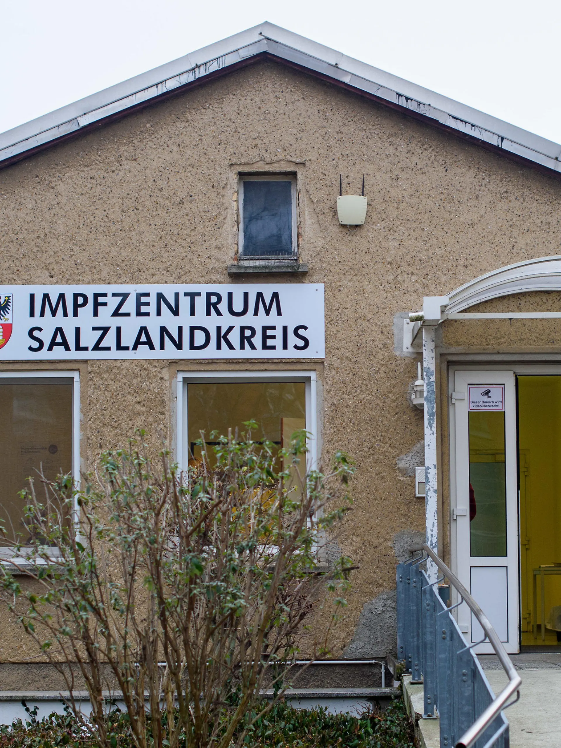 11.01.2021, Sachsen-Anhalt, Staßfurt: Das Impfzentrum des Salzlandkreises.  Parallel zu den verschärften Corona-Regeln wurde im Kampf gegen die Pandemie in Sachsen-Anhalt das Impfen intensiviert. Am vergangenen Freitag wurden etwa 20 000 Impfdosen von Biontech/Pfizer nach Sachsen-Anhalt geliefert. Foto: Klaus-Dietmar Gabbert/dpa-Zentralbild/dpa +++ dpa-Bildfunk +++