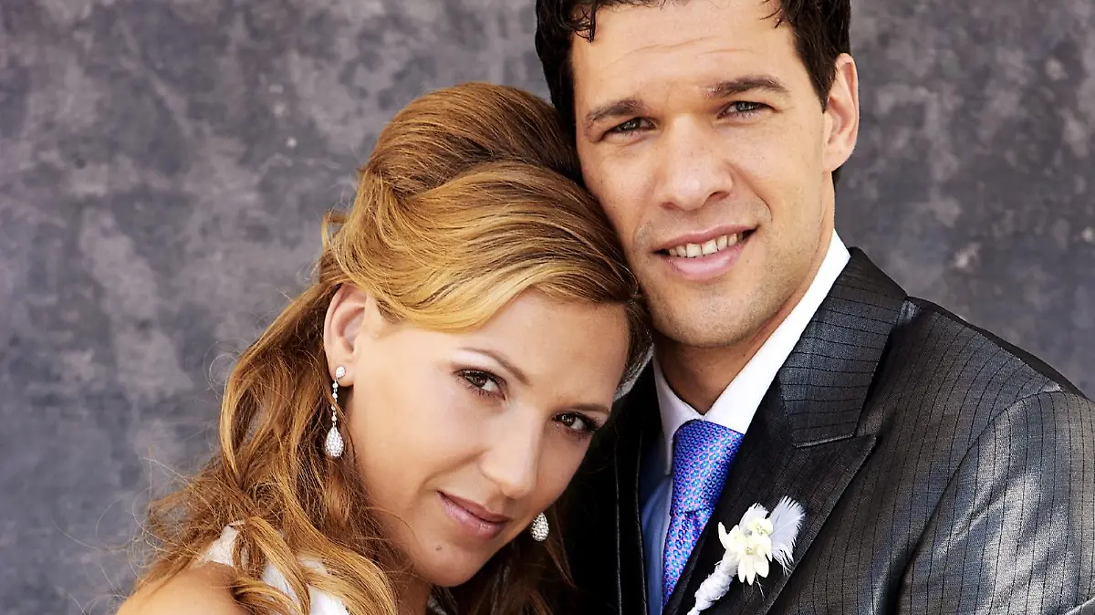 Deutschlands Fußball-Nationalspieler Michael Ballack posiert in Berg am Dienstag (15.07.2008) frisch verheiratet mit seiner Frau Simone für die Fotografin Gabo. Das Paar hat am Montag (14.07.2008) standesamtlich geheiratet und gab sich am Dienstag bei der kirchlichen Trauung im "Bayerischen Yacht-Club" am Starnberger See das Ja-Wort. Foto: Gabo/Agentur Focus dpa (Achtung Redaktionen! Veröffentlichung nur bei Nennung der Fotografin "Gabo/Agentur Focus") +++(c) dpa - Bildfunk+++
