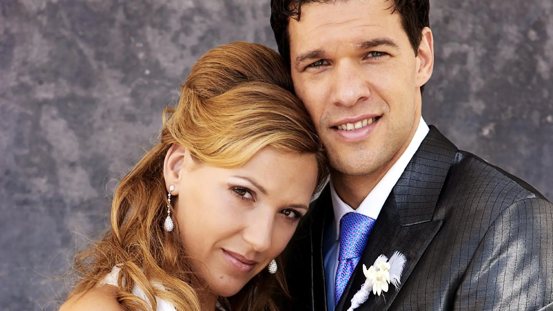Deutschlands Fußball-Nationalspieler Michael Ballack posiert in Berg am Dienstag (15.07.2008) frisch verheiratet mit seiner Frau Simone für die Fotografin Gabo. Das Paar hat am Montag (14.07.2008) standesamtlich geheiratet und gab sich am Dienstag bei der kirchlichen Trauung im "Bayerischen Yacht-Club" am Starnberger See das Ja-Wort. Foto: Gabo/Agentur Focus dpa (Achtung Redaktionen! Veröffentlichung nur bei Nennung der Fotografin "Gabo/Agentur Focus") +++(c) dpa - Bildfunk+++