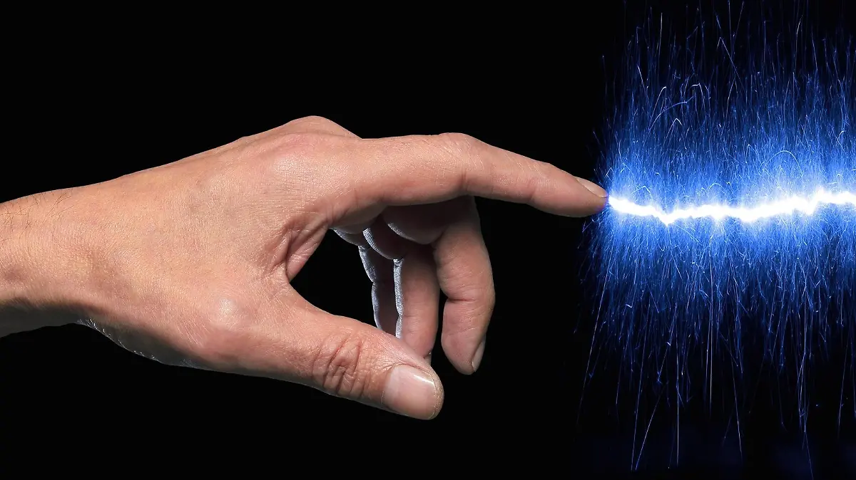 Blitz kommt aus Finger