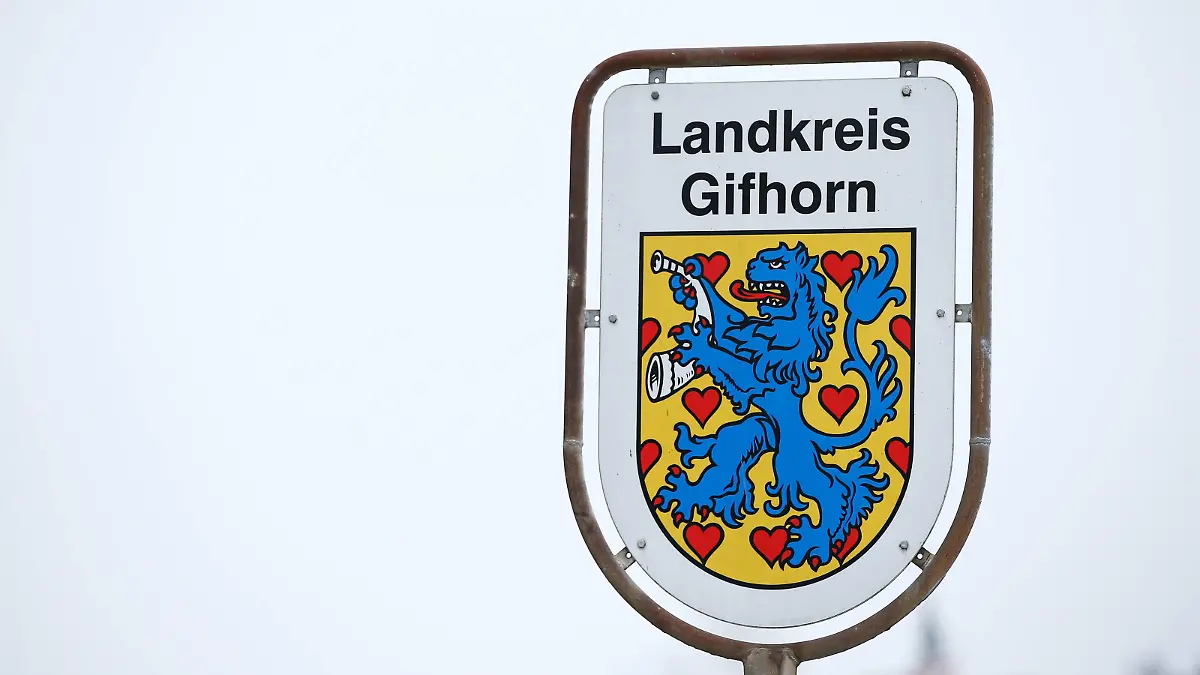 09.01.2021, xtgx, Symbolfotos Landkreis Gifhorn, der Landkreis Gifhorn ist mit einer Inzidenz von ueber 200 derzeit der am staerksten betroffene Kreis in Niedersachsen. Nach den Beschluessen der Bundes- und Landesregierung koennen ab einer Inzidenz von 200 Ausgangsbeschraenkungen angeordnet werden. Ruehen *** 09 01 2021, xtgx, Symbolfotos County Gifhorn, the county Gifhorn is with an incidence of more than 200 currently the most affected county in Lower Saxony According to the decisions of the federal and state government can be ordered from an incidence of 200 output restrictions Ruehen