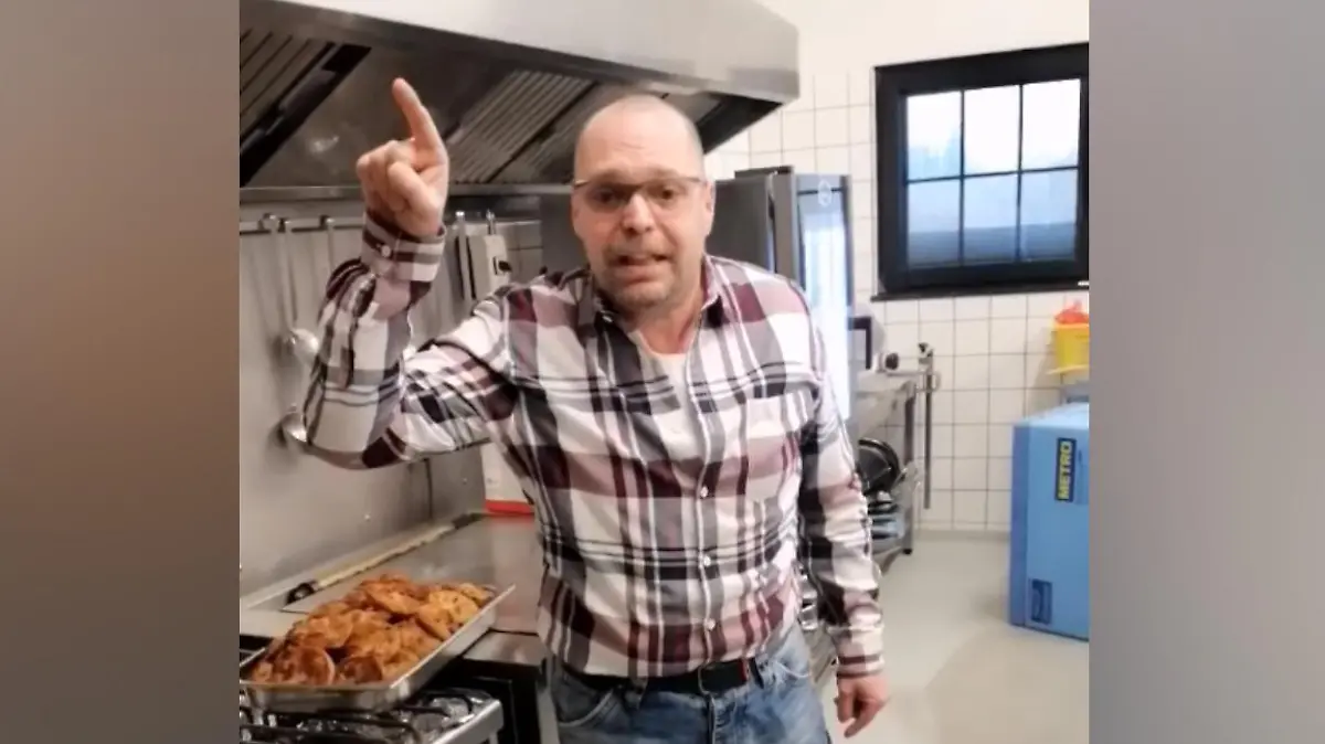 Der Inhaber des Dresdner Restaurants Anno Domini, Mario Zichner, wirft einige Teller auf den Boden, frustriert und genervt von der Politik.