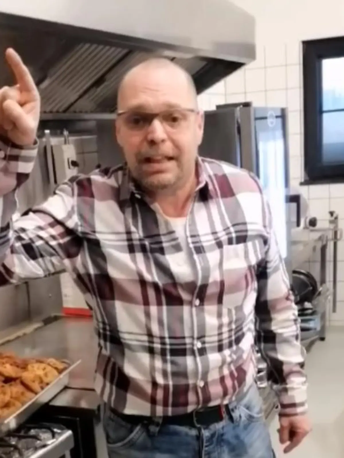 Der Inhaber des Dresdner Restaurants Anno Domini, Mario Zichner, wirft einige Teller auf den Boden, frustriert und genervt von der Politik.