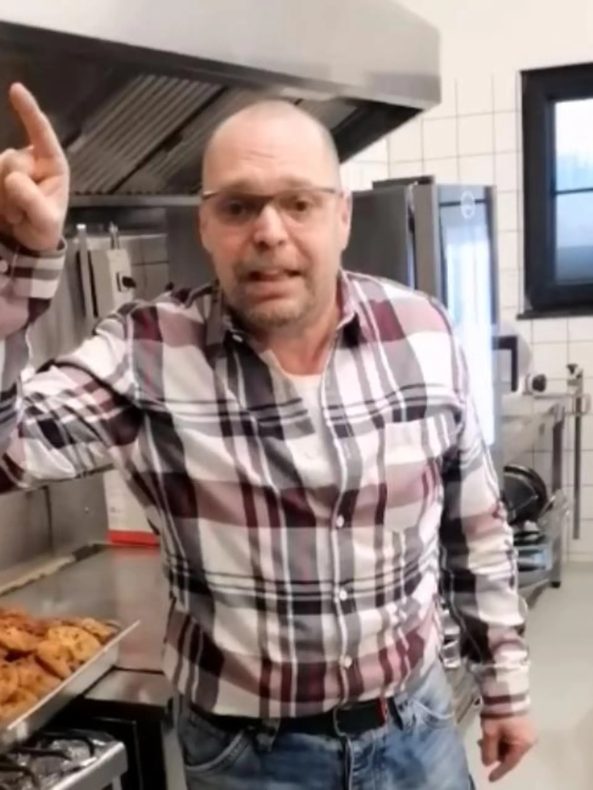 Der Inhaber des Dresdner Restaurants Anno Domini, Mario Zichner, wirft einige Teller auf den Boden, frustriert und genervt von der Politik.