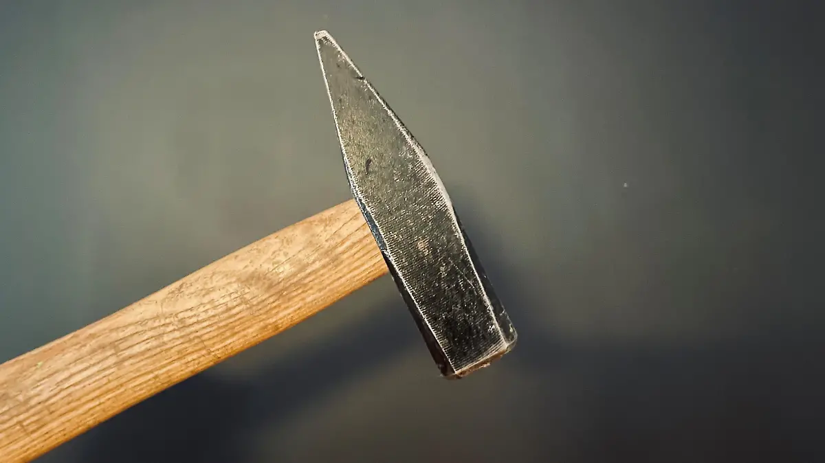Laut der Polizei Lüneburg schlug der 50-Jährige, der auf dem Sofa liegenden und schlafenden 57-Jährigen, mit einem Hammer gegen den Kopf. (Symbolbild)