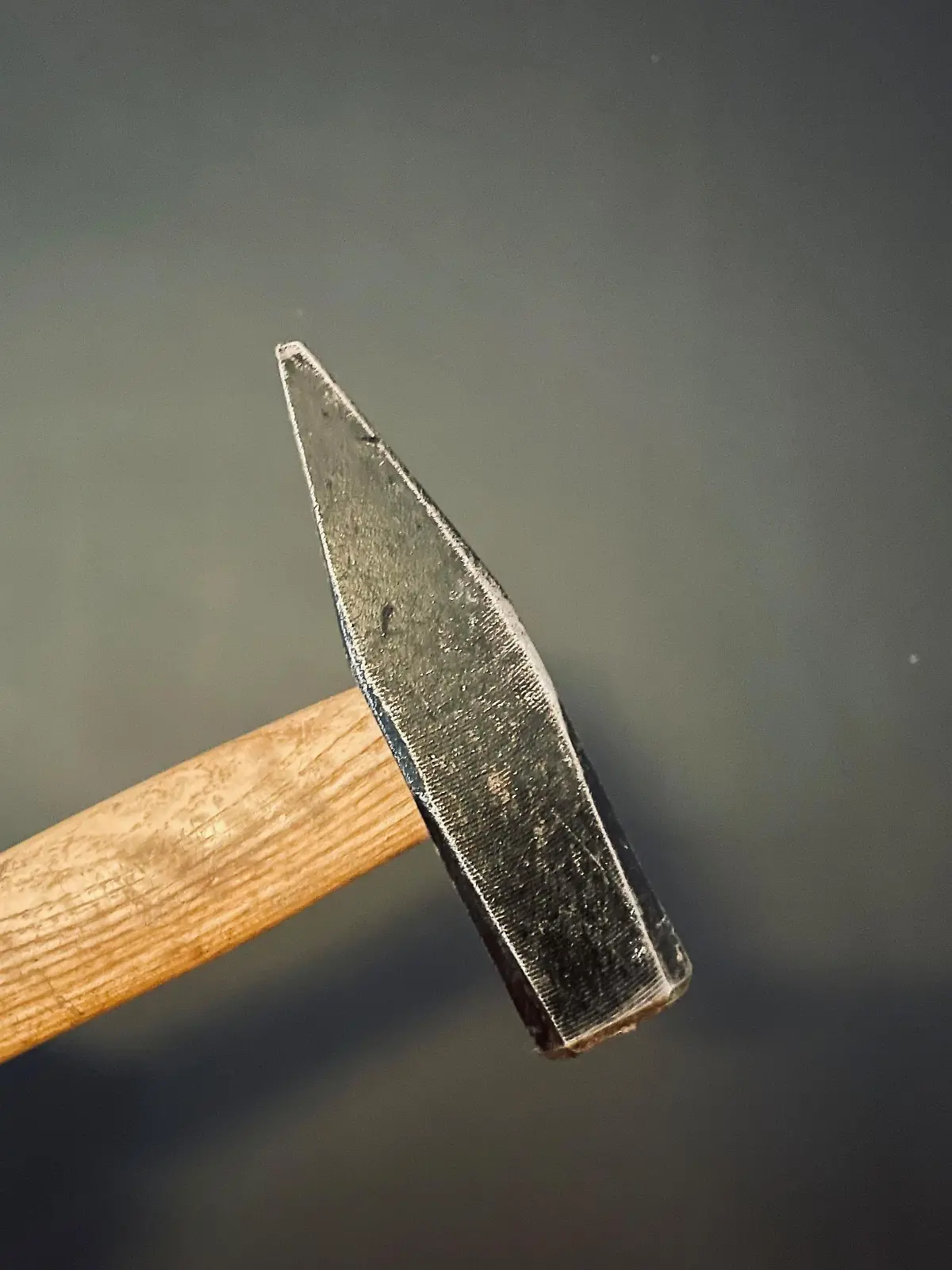 Laut der Polizei Lüneburg schlug der 50-Jährige, der auf dem Sofa liegenden und schlafenden 57-Jährigen, mit einem Hammer gegen den Kopf. (Symbolbild)