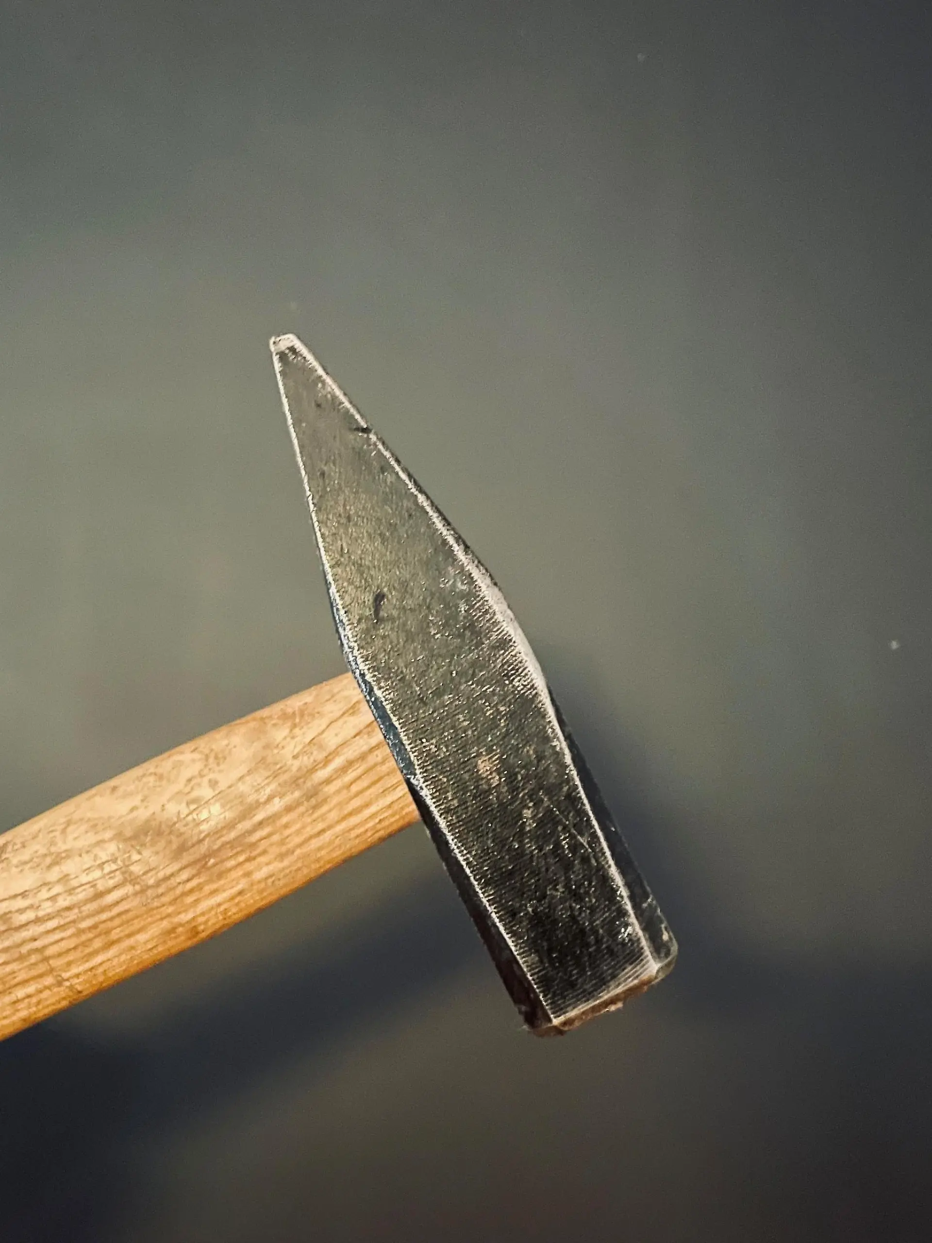 Laut der Polizei Lüneburg schlug der 50-Jährige, der auf dem Sofa liegenden und schlafenden 57-Jährigen, mit einem Hammer gegen den Kopf. (Symbolbild)