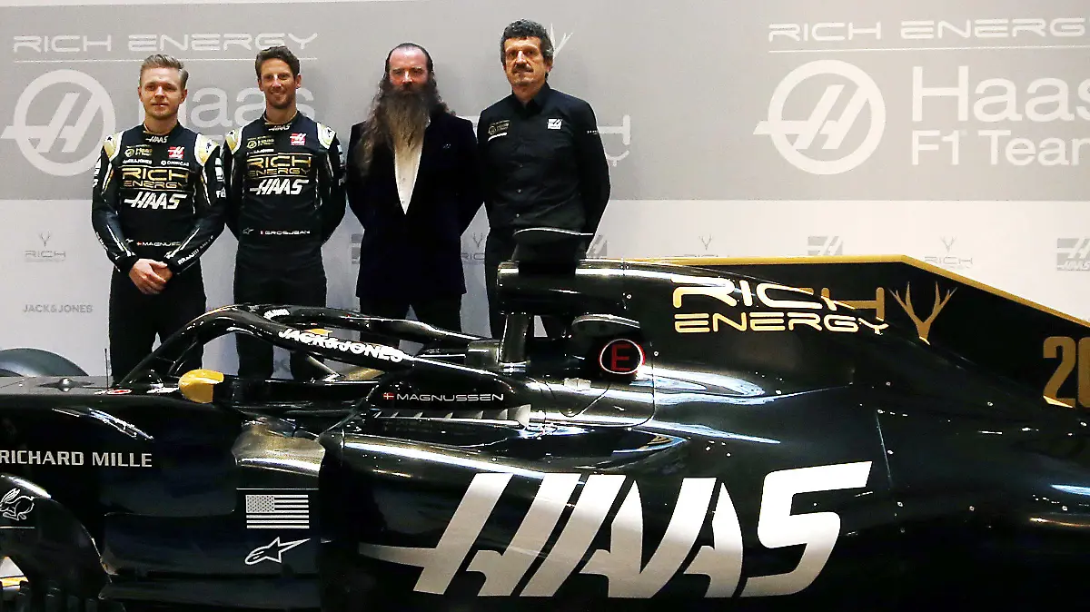 07.02.2019, Großbritannien, London: Die Fahrer Kevin Magnussen (l-r) aus Dänemark, Romain Grosjean (r) aus Frankreich, Rich Energy Chef William Storey und Teamchef Günther Steiner stehen während der Vorstellung hinter dem neuen Wagen für die kommende Saison im Londoner Royal Automobile Club. Das Auto mit der Bezeichnung VF-19 ist nun schwarz und gold lackiert. Neuer Titelsponsor von Haas, der als erstes Formel-1-Team den neuen Wagen vorstellte, ist der Energydrink-Hersteller Rich Energy. Der erste Grand Prix findet am 17. März in Melbourne statt. Foto: Steven Paston/PA Wire/dpa +++ dpa-Bildfunk +++