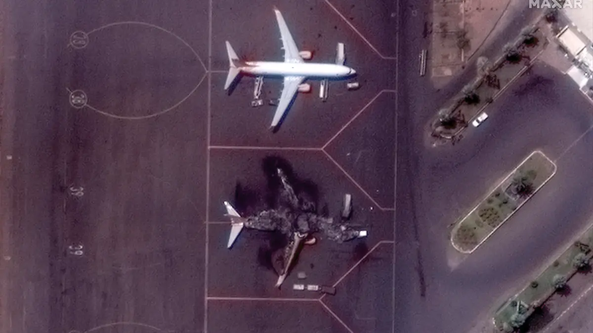 HANDOUT - 17.04.2023, Sudan, Khartum: Dieses von Maxar Technologies zur Verfügung gestellte Satellitenbild zeigt ein zerstörtes ukrainisches Flugzeug auf dem internationalen Flughafen von Khartum. Bei Kämpfen im Sudan sind nach Angaben der Vereinten Nationen mindestens 185 Menschen getötet und 1800 verletzt worden. Foto: Uncredited/Maxar Technologies/AP/dpa - ACHTUNG: Nur zur redaktionellen Verwendung im Zusammenhang mit der aktuellen Berichterstattung innerhalb der nächsten 14 Tage und nur mit vollständiger Nennung des vorstehenden Credits +++ dpa-Bildfunk +++