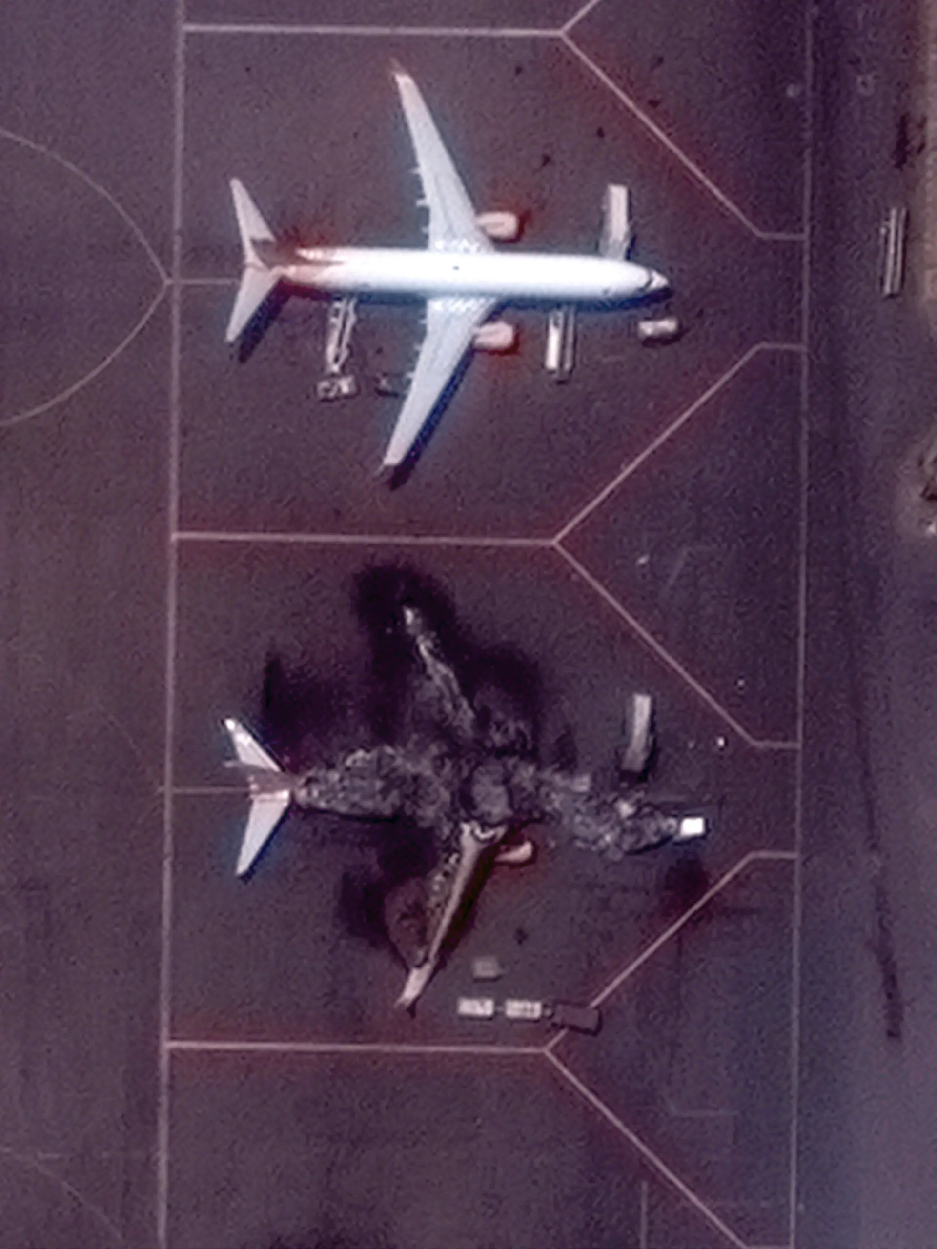 HANDOUT - 17.04.2023, Sudan, Khartum: Dieses von Maxar Technologies zur Verfügung gestellte Satellitenbild zeigt ein zerstörtes ukrainisches Flugzeug auf dem internationalen Flughafen von Khartum. Bei Kämpfen im Sudan sind nach Angaben der Vereinten Nationen mindestens 185 Menschen getötet und 1800 verletzt worden. Foto: Uncredited/Maxar Technologies/AP/dpa - ACHTUNG: Nur zur redaktionellen Verwendung im Zusammenhang mit der aktuellen Berichterstattung innerhalb der nächsten 14 Tage und nur mit vollständiger Nennung des vorstehenden Credits +++ dpa-Bildfunk +++