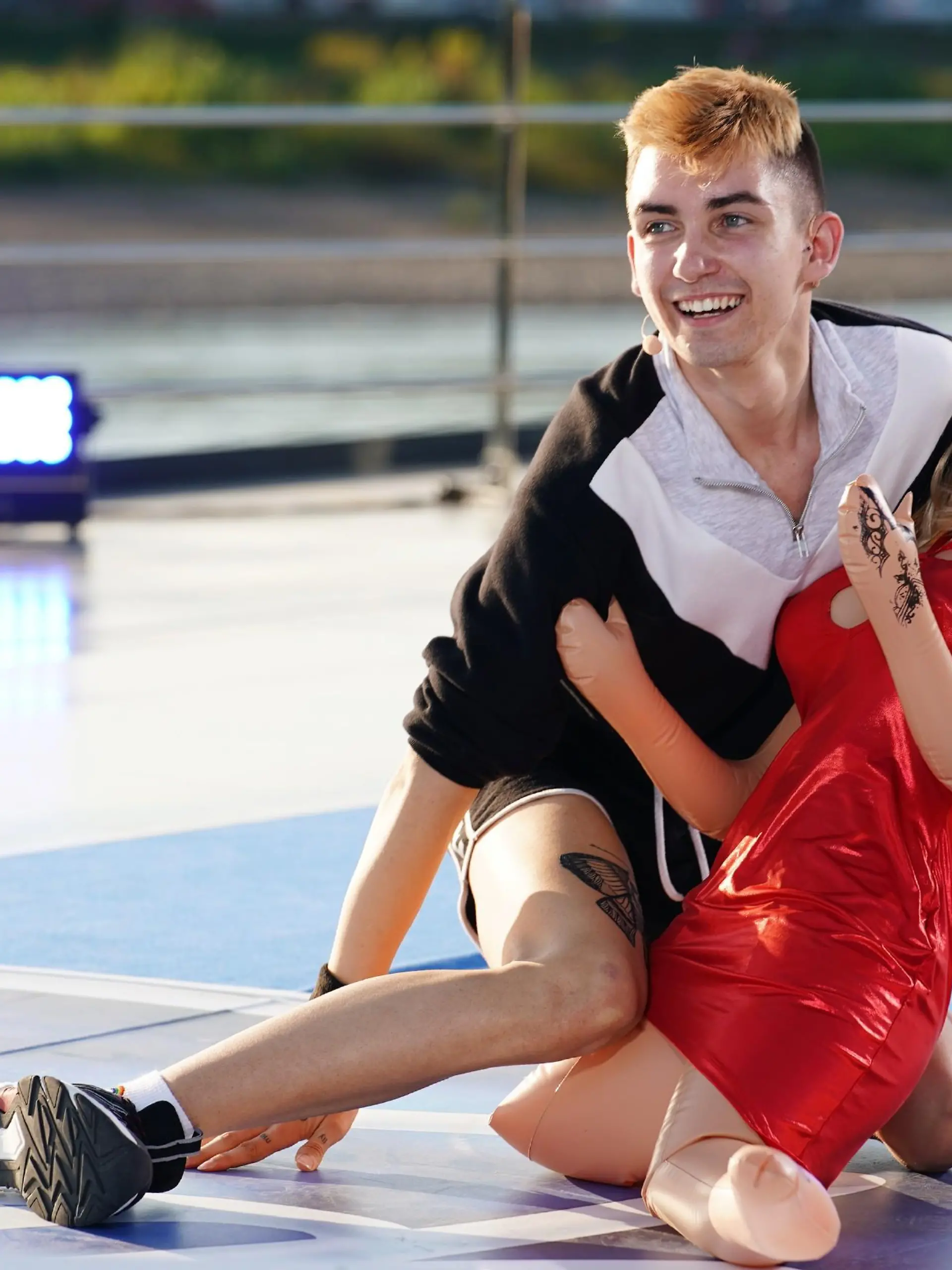 Nikita Hans tritt beim Casting von DSDS 2021 mit einer Sexpuppe auf.
