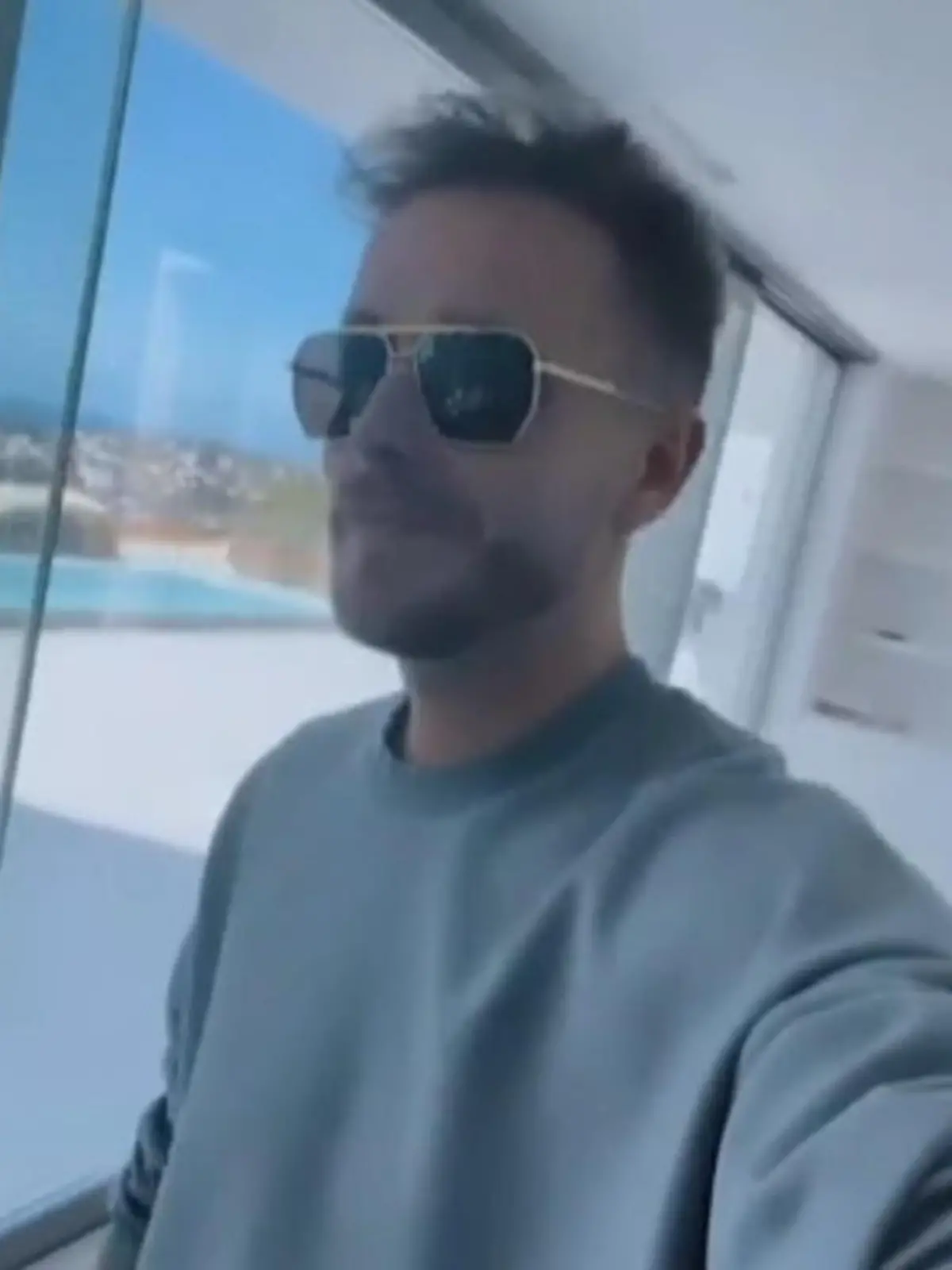 Ein Ferienhaus in Spanien war damals eigentlich das gemeinsame Projekt der Youtube-Stars Julian (29) und Bibi Claßen (30). Nach der schlagzeilenträchtigen Trennung vor einem Jahr einigte sich das einstige Paar dann allerdings darauf, dass ER die Luxus-Villa auf Mallorca behalten darf, mittlerweile sind schon die ersten Möbel in das Mega-Anwesen eingezogen. Wie die Räume eingerichtet wurden und welcher unerwünschte Besuch auftauchte, erfahren Sie im Video!