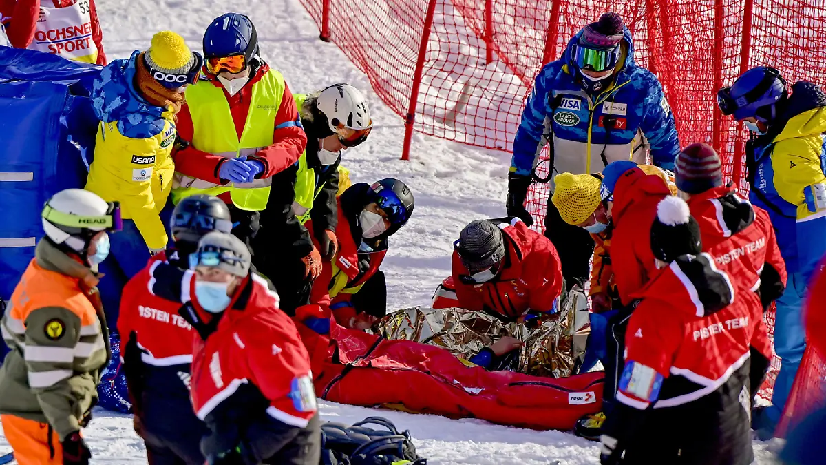 09.01.2021, Schweiz, Adelboden: Ski alpin: Weltcup, Riesenslalom, Herren, 1. Durchgang: Tommy Ford (M) aus den USA wird nach einem Sturz medizinisch versorgt und auf eine Trage gehoben. Foto: Jean-Christophe Bott/KEYSTONE/dpa +++ dpa-Bildfunk +++