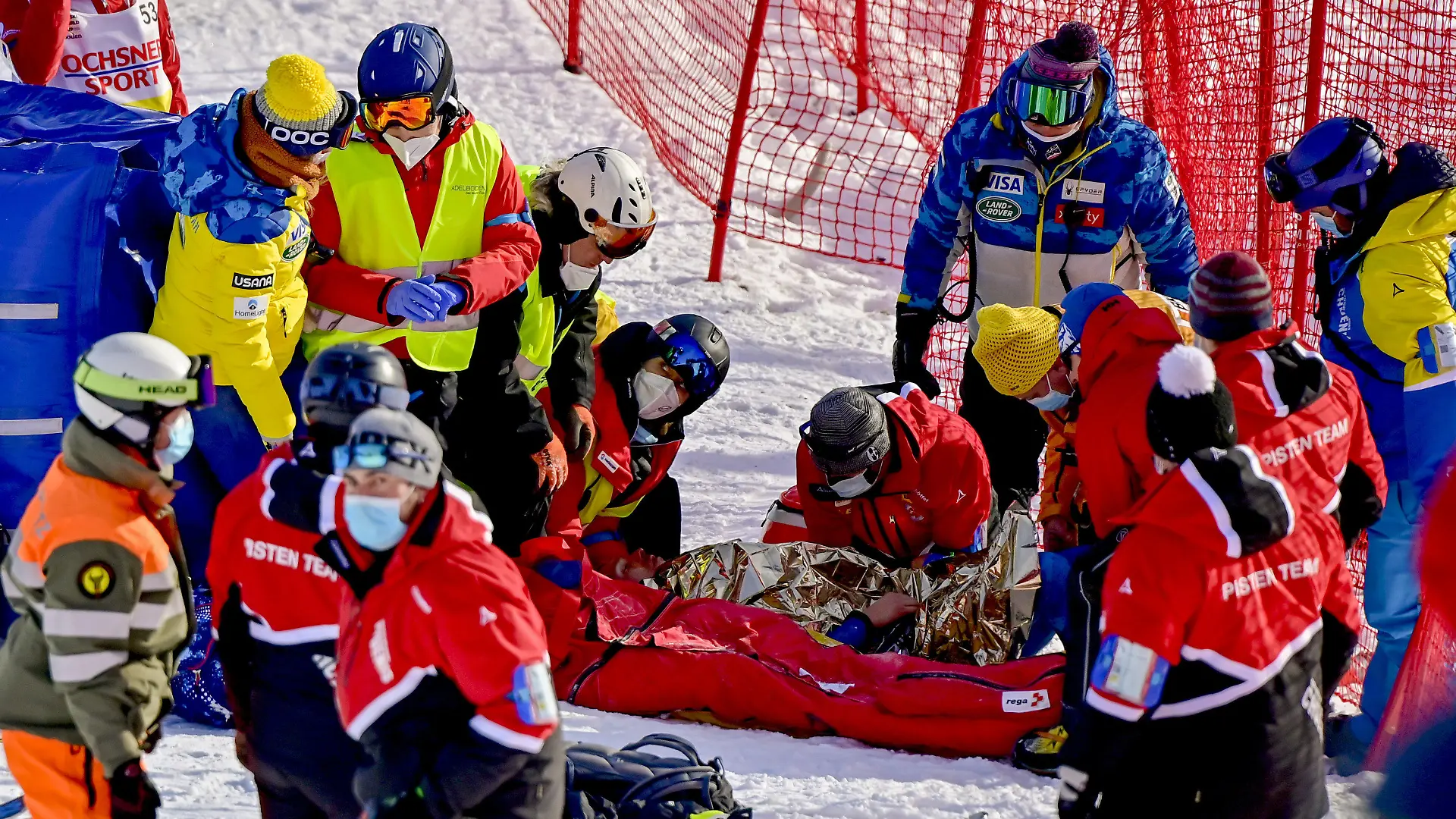 09.01.2021, Schweiz, Adelboden: Ski alpin: Weltcup, Riesenslalom, Herren, 1. Durchgang: Tommy Ford (M) aus den USA wird nach einem Sturz medizinisch versorgt und auf eine Trage gehoben. Foto: Jean-Christophe Bott/KEYSTONE/dpa +++ dpa-Bildfunk +++