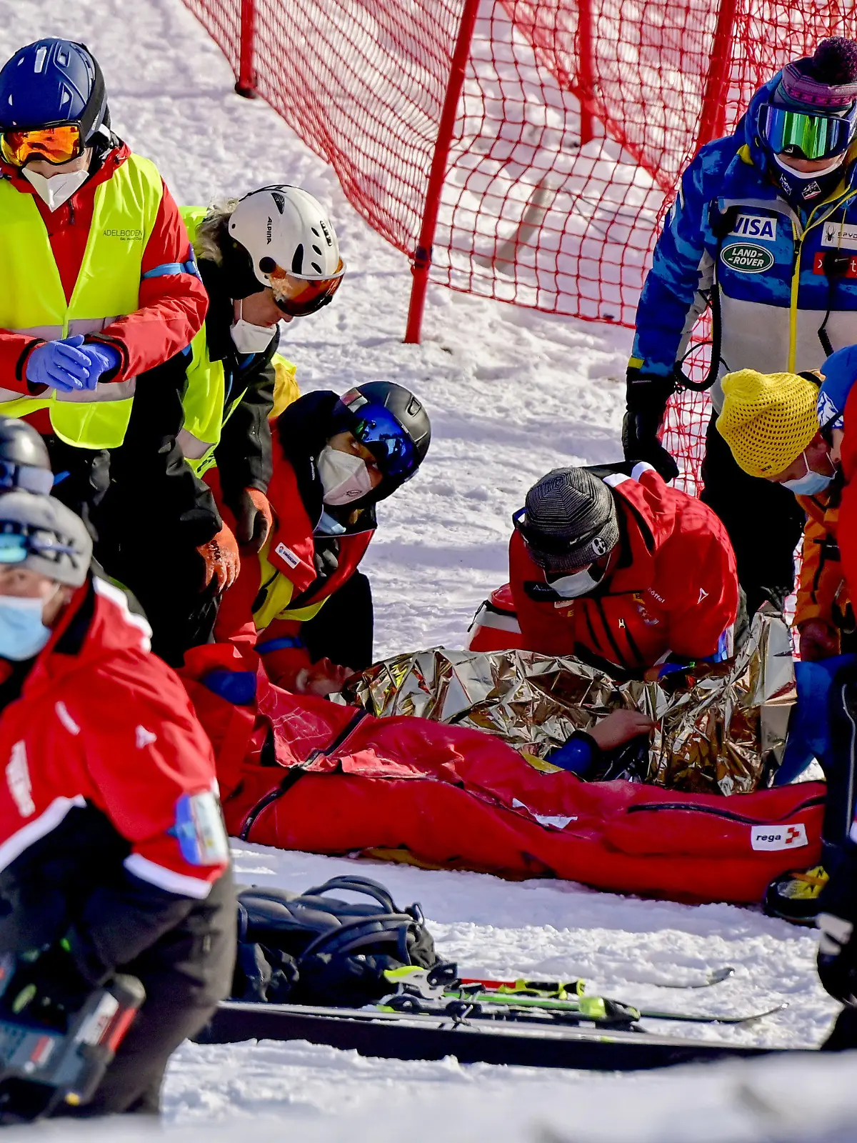 09.01.2021, Schweiz, Adelboden: Ski alpin: Weltcup, Riesenslalom, Herren, 1. Durchgang: Tommy Ford (M) aus den USA wird nach einem Sturz medizinisch versorgt und auf eine Trage gehoben. Foto: Jean-Christophe Bott/KEYSTONE/dpa +++ dpa-Bildfunk +++