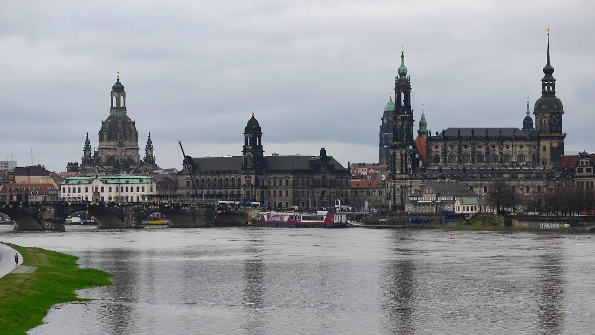 17.04.2023, Sachsen, Dresden: Die Elbwiesen sind nahe dem Elberadweg vom Hochwasser der Elbe überflutet, im Hintergrund ist die Altstadt mit der Frauenkirche (l-r), dem Ständehaus, dem Rathaus, der Hofkirche und dem Hausmannsturm zu sehen. Der Pegel der Elbe in Dresden beträgt momentan 4,11 Meter. Foto: Robert Michael/dpa +++ dpa-Bildfunk +++