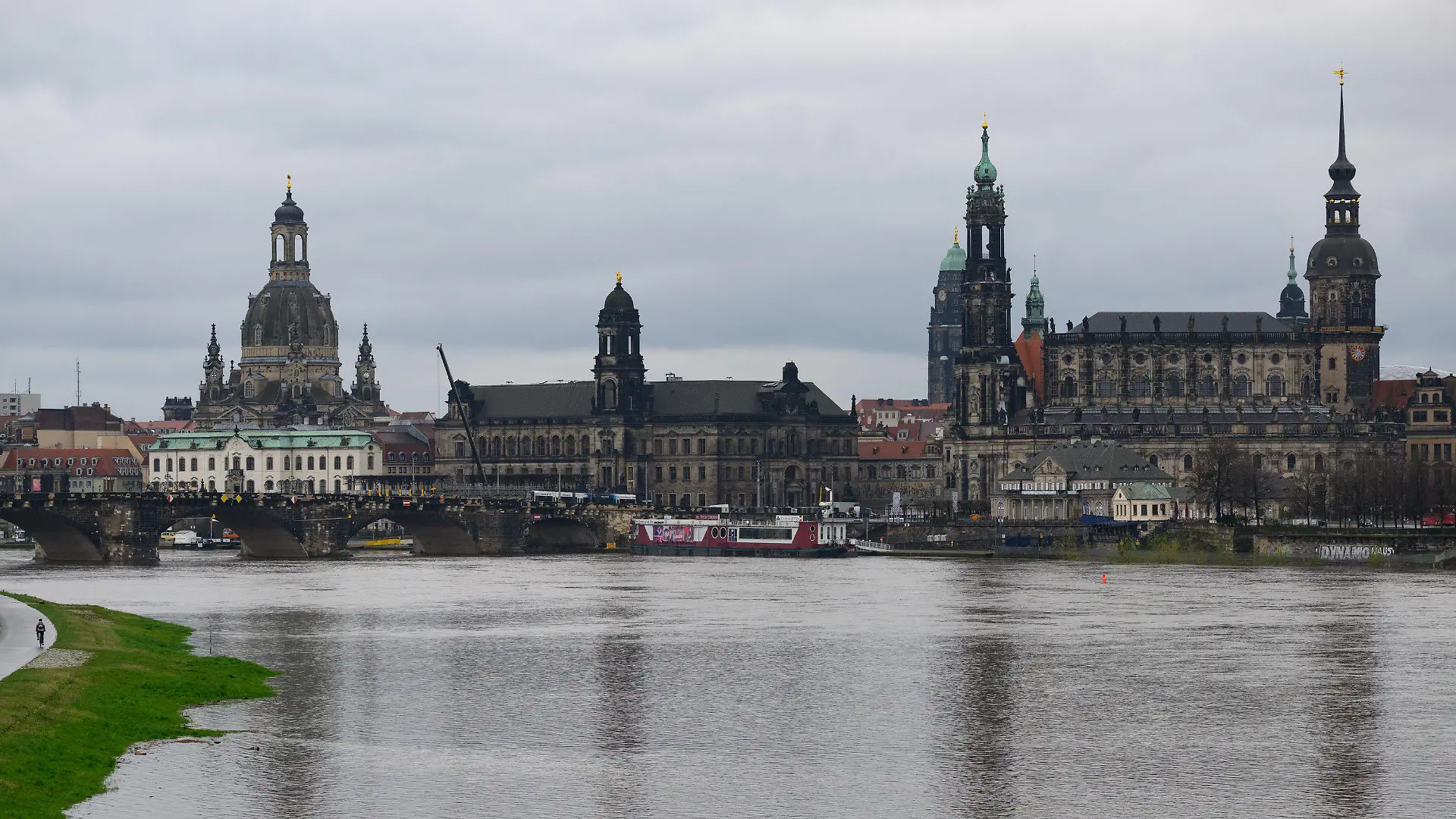 17.04.2023, Sachsen, Dresden: Die Elbwiesen sind nahe dem Elberadweg vom Hochwasser der Elbe überflutet, im Hintergrund ist die Altstadt mit der Frauenkirche (l-r), dem Ständehaus, dem Rathaus, der Hofkirche und dem Hausmannsturm zu sehen. Der Pegel der Elbe in Dresden beträgt momentan 4,11 Meter. Foto: Robert Michael/dpa +++ dpa-Bildfunk +++