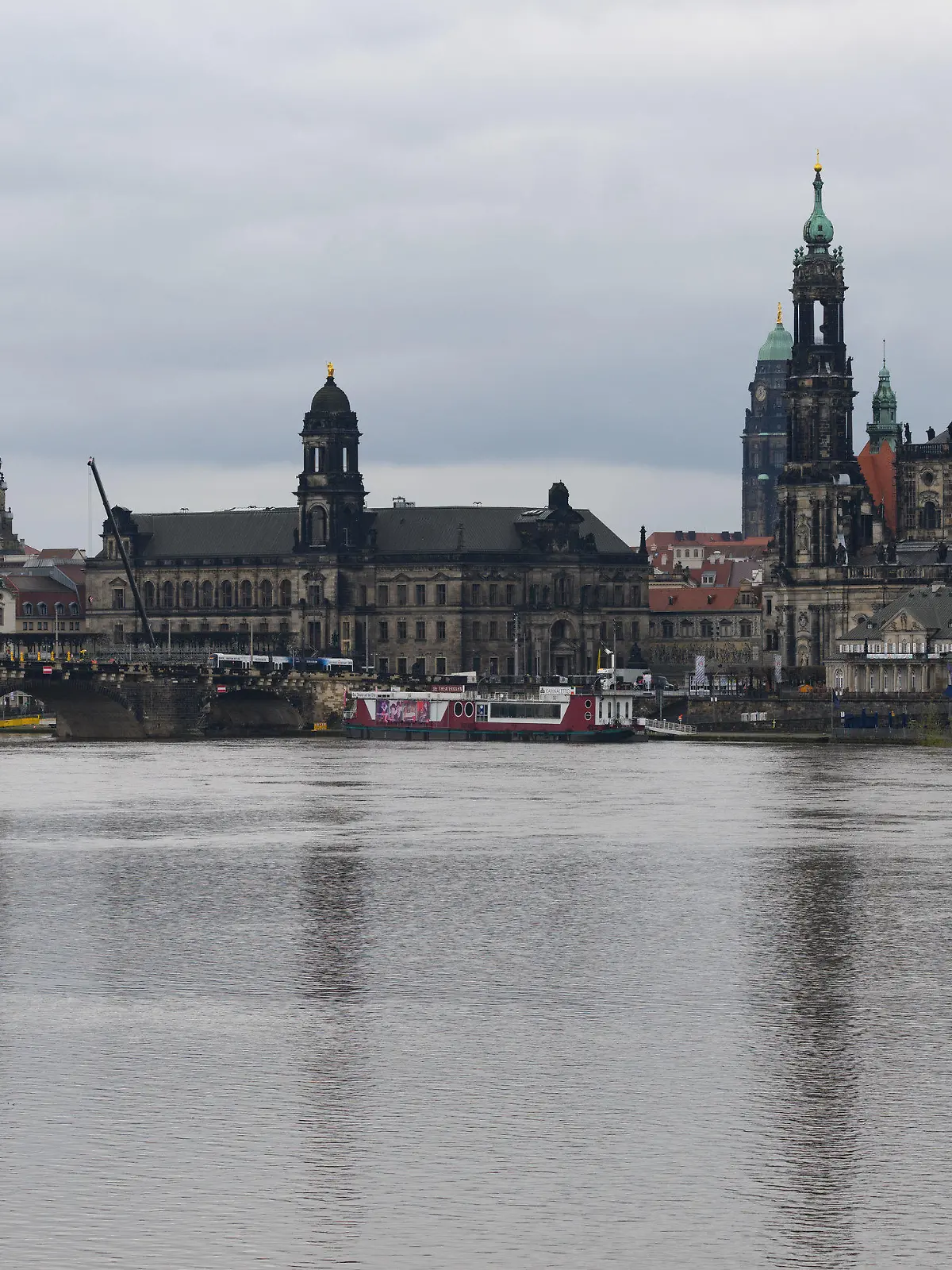 17.04.2023, Sachsen, Dresden: Die Elbwiesen sind nahe dem Elberadweg vom Hochwasser der Elbe überflutet, im Hintergrund ist die Altstadt mit der Frauenkirche (l-r), dem Ständehaus, dem Rathaus, der Hofkirche und dem Hausmannsturm zu sehen. Der Pegel der Elbe in Dresden beträgt momentan 4,11 Meter. Foto: Robert Michael/dpa +++ dpa-Bildfunk +++