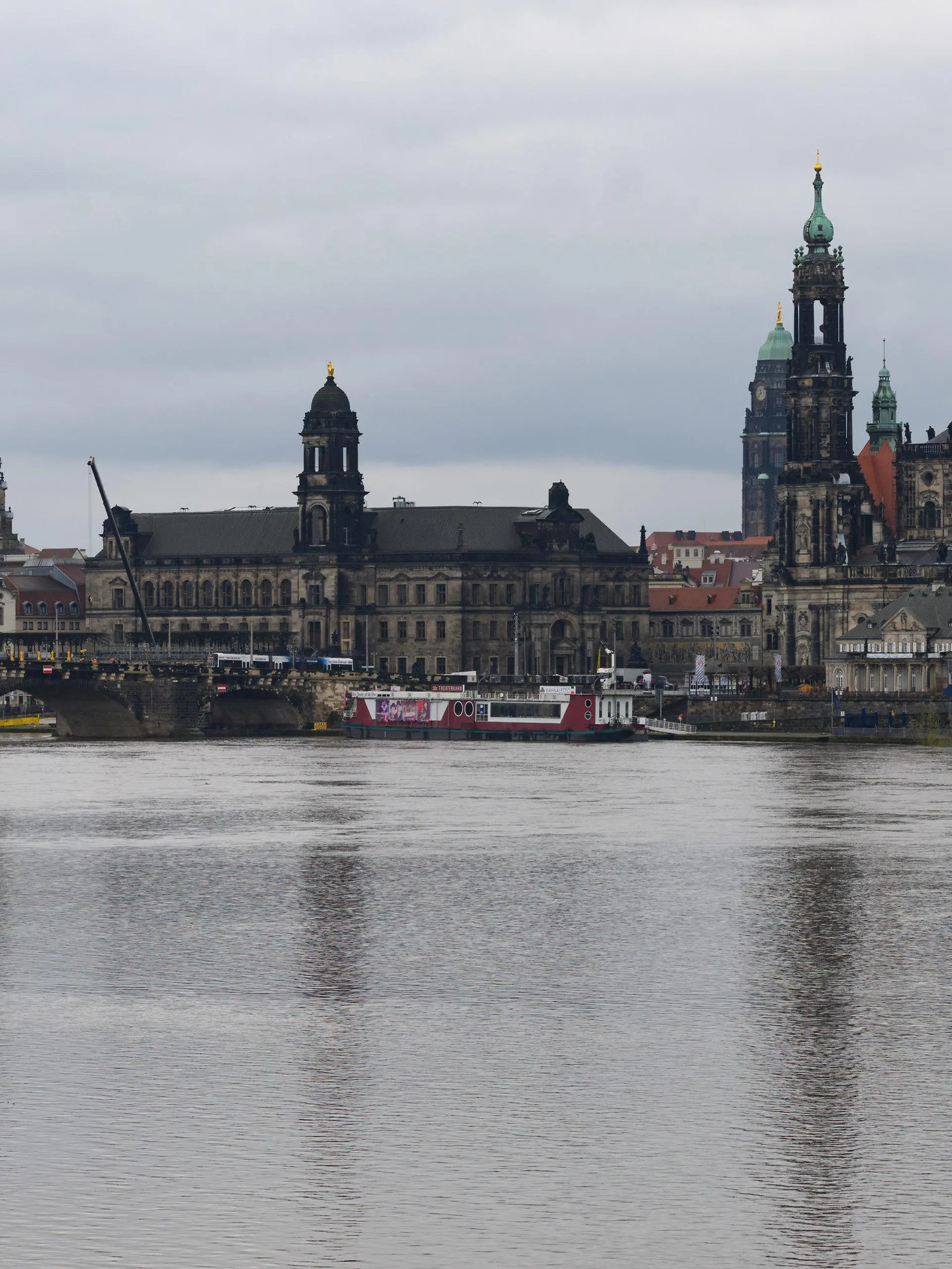 17.04.2023, Sachsen, Dresden: Die Elbwiesen sind nahe dem Elberadweg vom Hochwasser der Elbe überflutet, im Hintergrund ist die Altstadt mit der Frauenkirche (l-r), dem Ständehaus, dem Rathaus, der Hofkirche und dem Hausmannsturm zu sehen. Der Pegel der Elbe in Dresden beträgt momentan 4,11 Meter. Foto: Robert Michael/dpa +++ dpa-Bildfunk +++