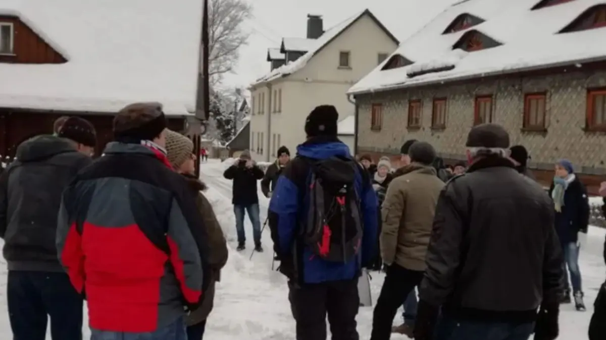 Etwa 30 Menschen sollen sich vor Kretschmers Haus versammelt haben.