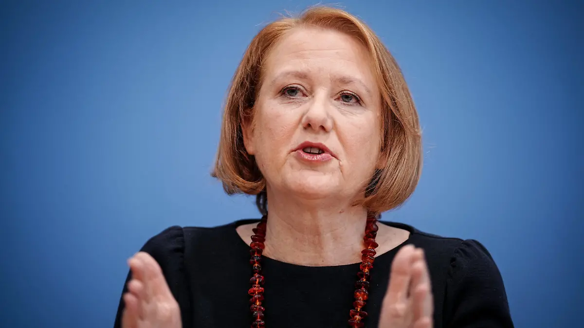 ARCHIV - 24.11.2022, Berlin: Lisa Paus (Bündnis 90/Die Grünen), Bundesministerin für Familie, Senioren, Frauen und Jugend, gibt eine Pressekonferenz. Paus hat mehr Tempo bei der Umsetzung der geplanten Kindergrundsicherung gefordert. Foto: Kay Nietfeld/dpa +++ dpa-Bildfunk +++