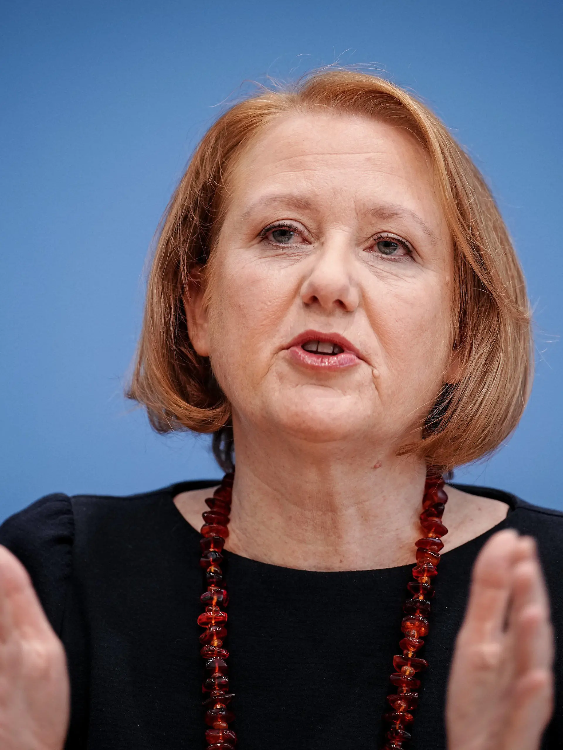 ARCHIV - 24.11.2022, Berlin: Lisa Paus (Bündnis 90/Die Grünen), Bundesministerin für Familie, Senioren, Frauen und Jugend, gibt eine Pressekonferenz. Paus hat mehr Tempo bei der Umsetzung der geplanten Kindergrundsicherung gefordert. Foto: Kay Nietfeld/dpa +++ dpa-Bildfunk +++