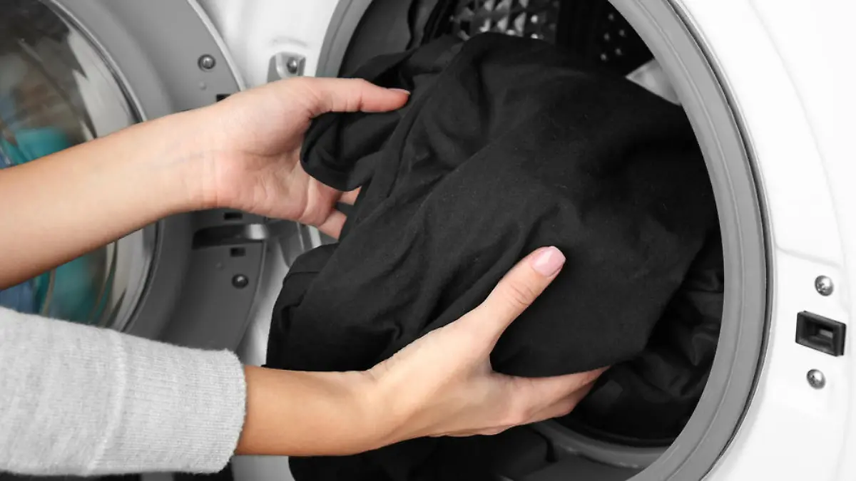 So behält schwarze Wäsche ihre intensive Farbe
