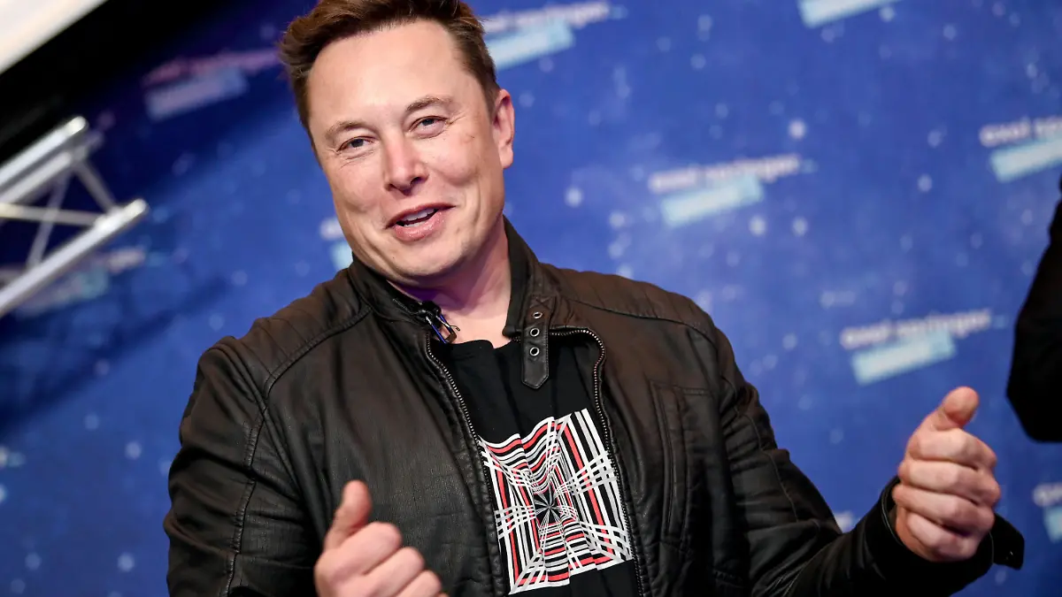 ARCHIV - 01.12.2020, Berlin: Elon Musk, Chef der Weltraumfirma SpaceX und Tesla-CEO, kommt zur Preisverleihung des Axel Springer Awards. Die atemberaubende Kursrally des US-Elektroautobauers Tesla an der Börse hat Firmenchef Elon Musk laut dem Milliardärs-Ranking «Bloomberg Billionaires Index» zum reichsten Menschen der Welt aufsteigen lassen.(zu dpa «Reichster Mensch der Welt - Musk überholt Bezos in Milliardärsliste») Foto: Britta Pedersen/dpa-Zentralbild/dpa-pool/dpa +++ dpa-Bildfunk +++