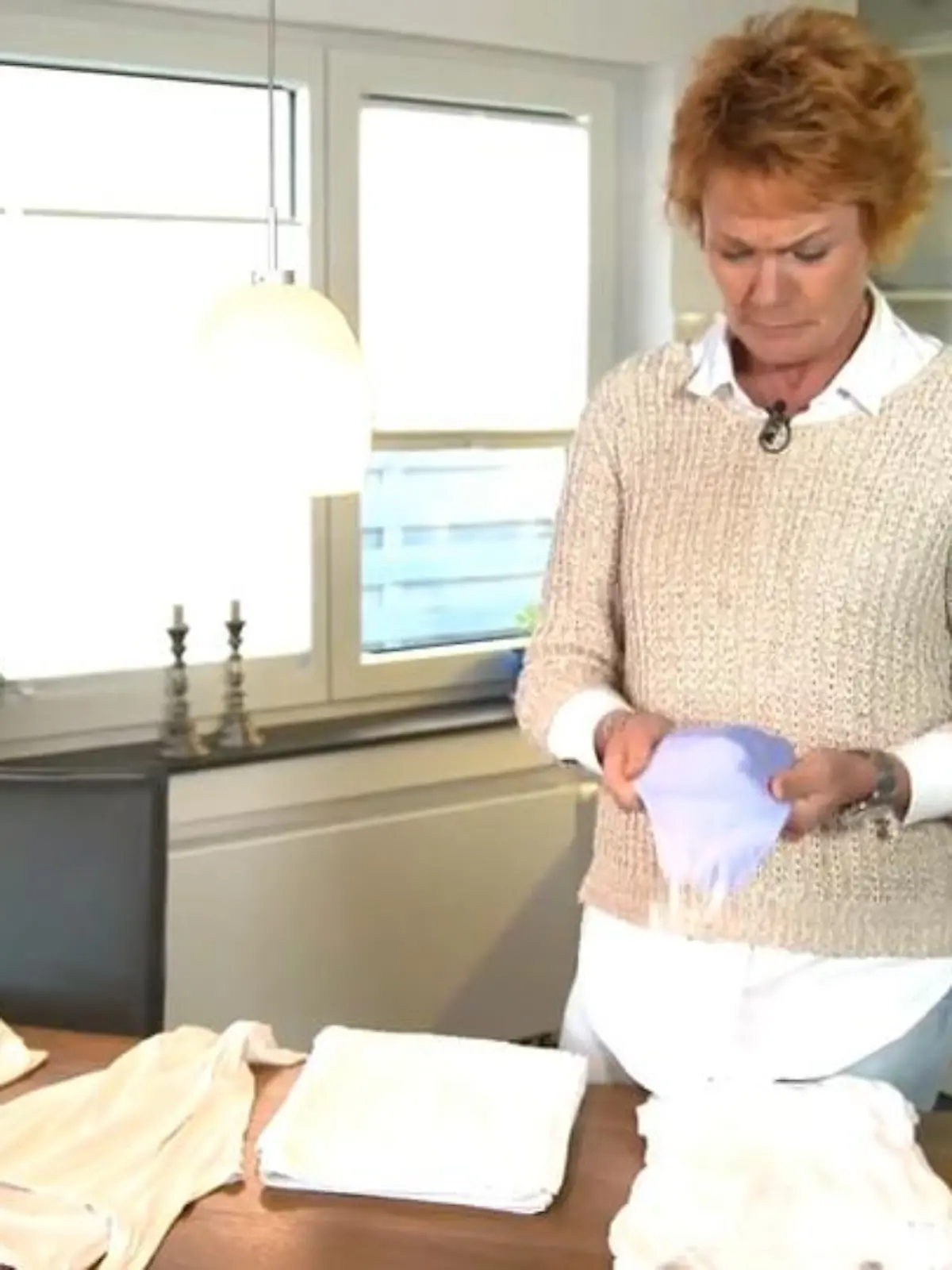 Um Shirts, Hosen und Co. sauber zu bekommen, gibt es viele Möglichkeiten: Flüssigwaschmittel, Waschpads oder auch ganz klassisch Waschpulver. Wie wäre es denn, wenn Sie nichts davon brauchen, sondern ein einfaches dünnes Tuch ausreicht, um ihre Wäsche strahlend weiß zu machen?