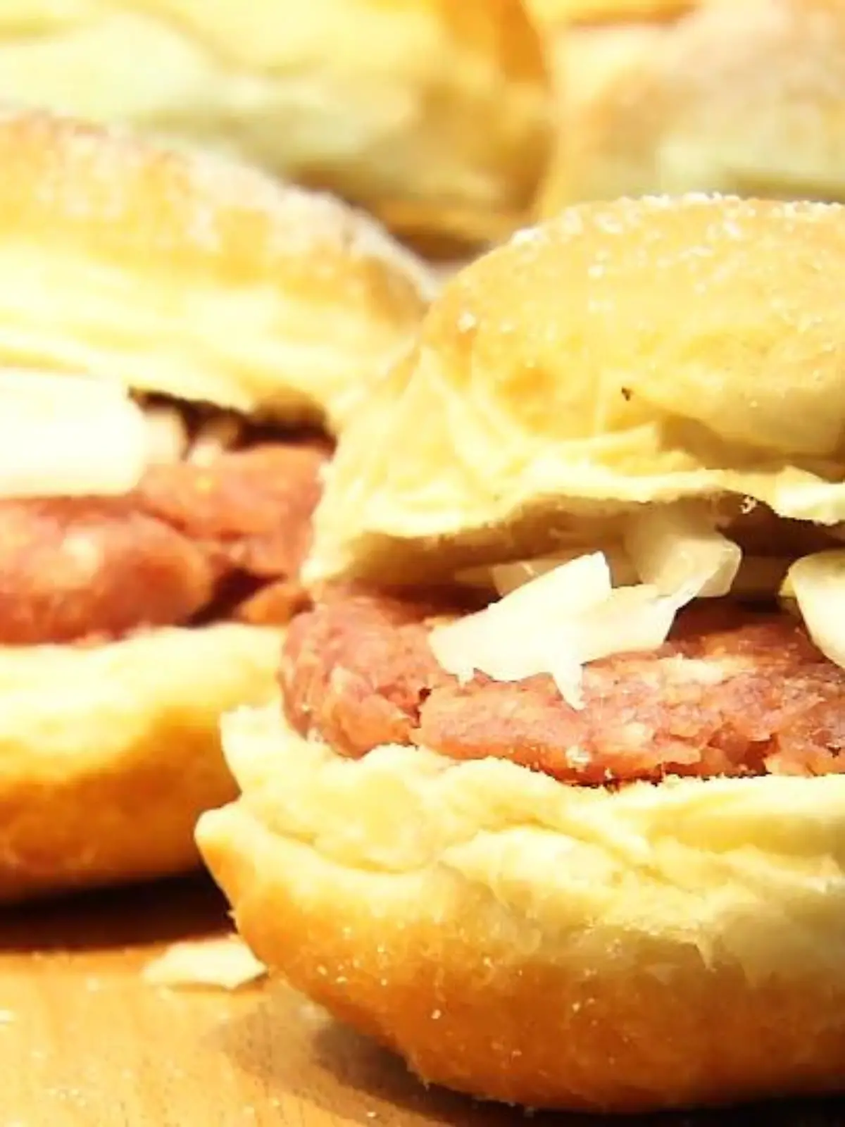 Was hat sich die Stadtbäckerei Rank aus Nidda dabei nur gedacht? Seit Beginn dieser Woche bieten die beiden Eigentümerinnen Katharina und Theresa Rank Mettkreppel an. Das eigentlich süße Fastnachtsgebäck belegen sie mit Mett und Zwiebeln.