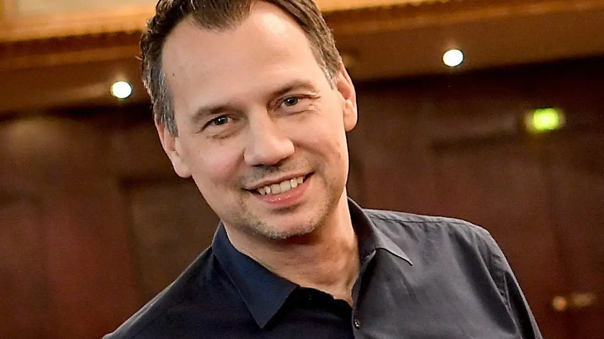 ARCHIV - 04.05.2020, Berlin: Autor Sebastian Fitzek lächelt am Rande der Proben für die Live-Stream-Lesung von dem Buch "AURIS 2 - Die Frequenz des Todes". Die Einschränkungen der Kontaktmöglichkeiten im vergangenen Frühjahr brachten meisten viel Freizeit, die kreativ gefüllt werden konnte. Viele Autoren nutzten die Gelegenheit, um ungestört zu schreiben. Fitzek hatte die Idee für einen Wettbewerb mit Geschichten, die in dieser Zeit entstanden sind und die Kurzkrimi-Sammlung "Identität 1142" veröffentlicht. (zu dpa "Kurzkrimis von etablierten und Amateur-Autoren: «Identität 1142») Foto: Britta Pedersen/dpa-Zentralbild/dpa +++ dpa-Bildfunk +++