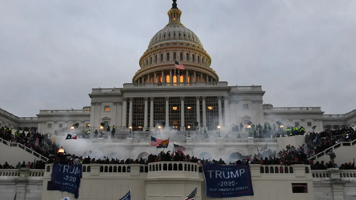06.01.2021, USA, Washington: Unterstützer von US-Präsident Trump stürmen das Kapitolgebäude, wo die Abgeordneten den Sieg des gewählten Präsidenten Biden für die Präsidentschaftswahlen im November bestätigen sollten. Foto: Carol Guzy/ZUMA Wire/dpa +++ dpa-Bildfunk +++
