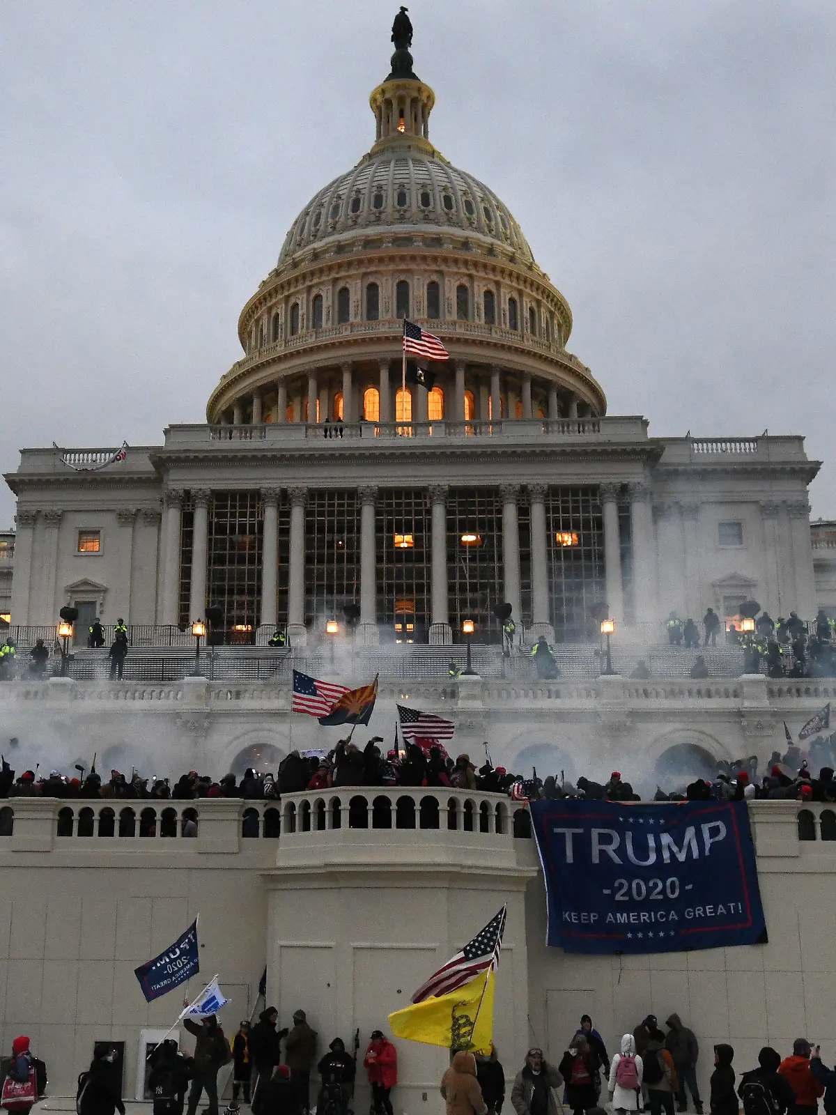 06.01.2021, USA, Washington: Unterstützer von US-Präsident Trump stürmen das Kapitolgebäude, wo die Abgeordneten den Sieg des gewählten Präsidenten Biden für die Präsidentschaftswahlen im November bestätigen sollten. Foto: Carol Guzy/ZUMA Wire/dpa +++ dpa-Bildfunk +++