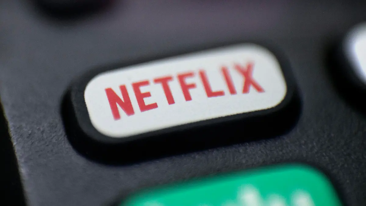 ARCHIV - 13.08.2020, USA, Portland: Ein Logo von Netflix ist auf einer Fernbedienung zu sehen. Der Streaming-Riese Netflix will nach einem verhaltenen Jahresauftakt entschiedener gegen Trittbrettfahrer vorgehen. In diesem Vierteljahr soll die Offensive gegen das Teilen von Passwörtern endlich Fahrt aufnehmen. (zu dpa: «Netflix mit mauem Jahresstart - Wachstum und Ausblick enttäuschen») Foto: Jenny Kane/AP/dpa +++ dpa-Bildfunk +++